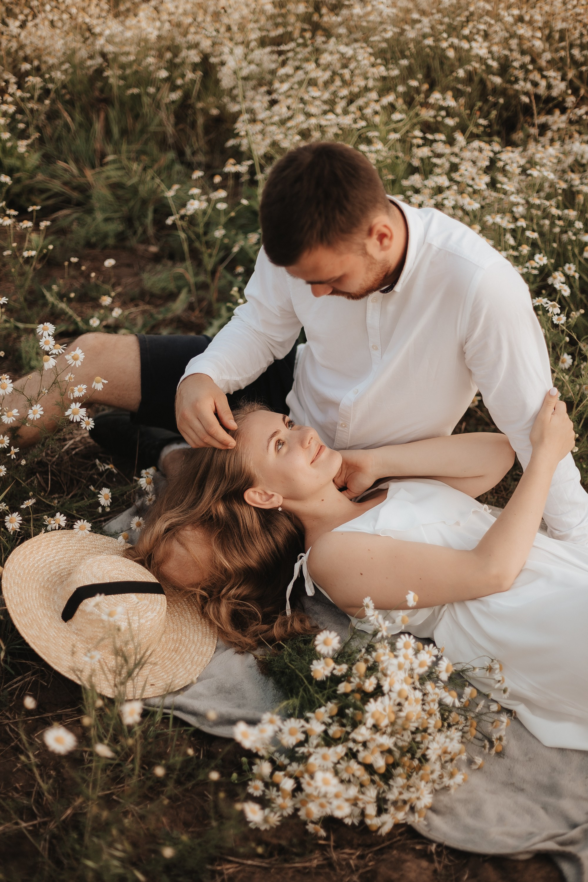 Love Story ребят в ромашковом поле. Свадебный фотограф Пермь