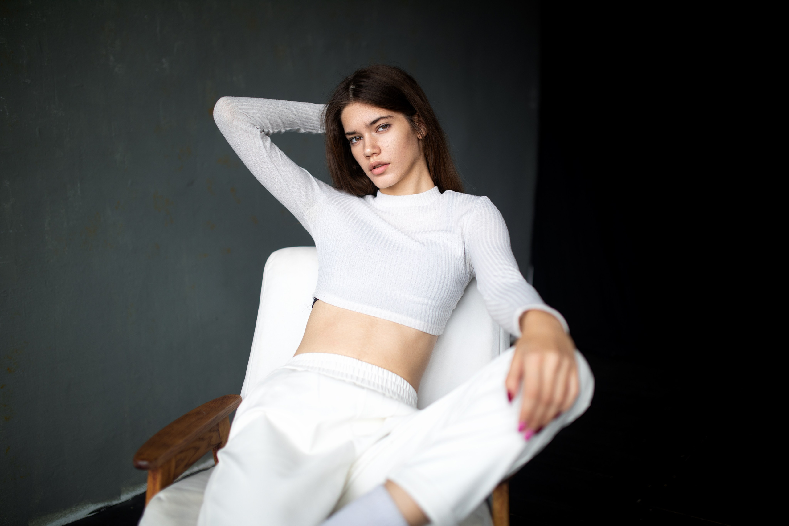 Съемка с Анастасией в студии с минимальным интерьером