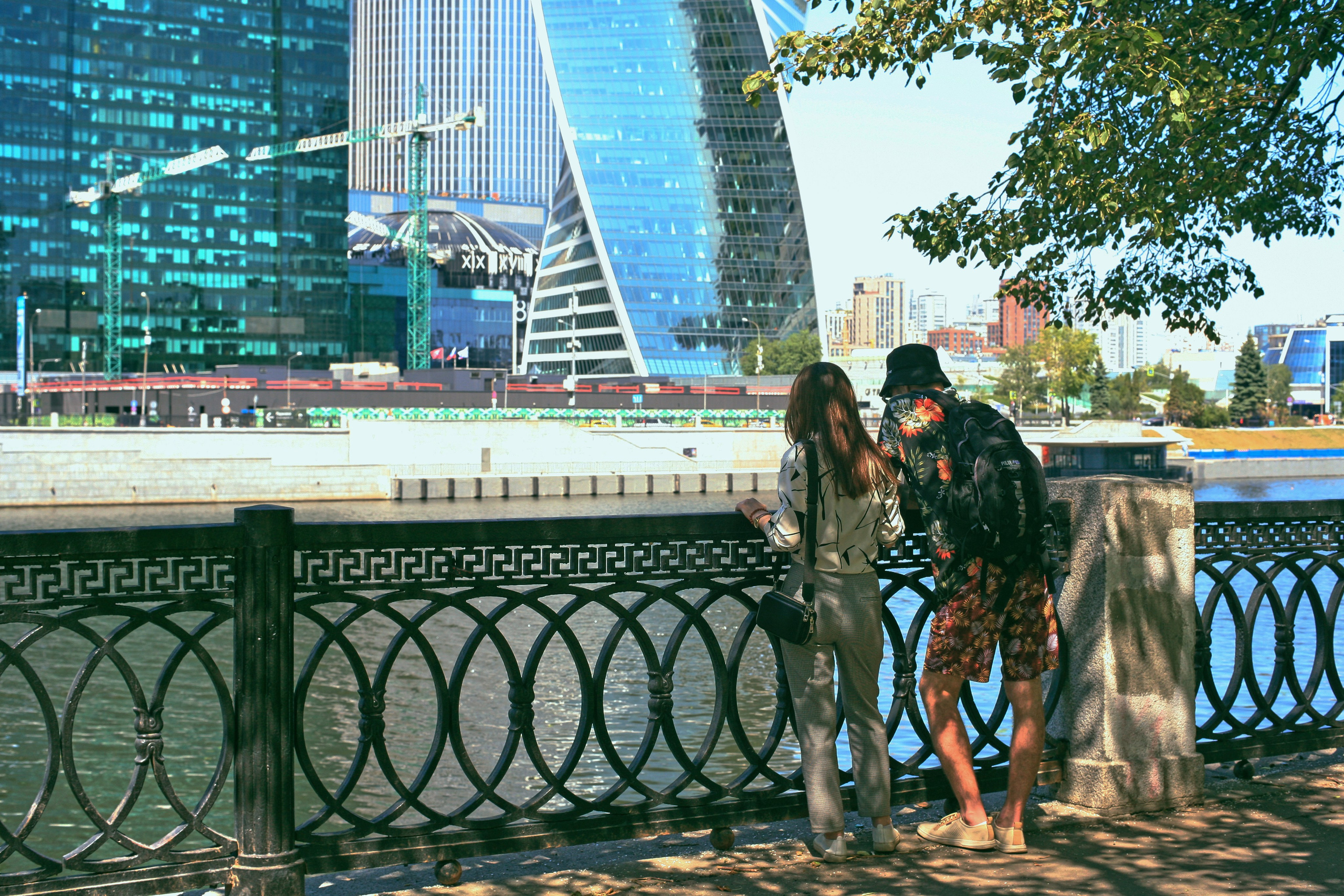 люди смотрят на москва-сити, парк Москва-сити