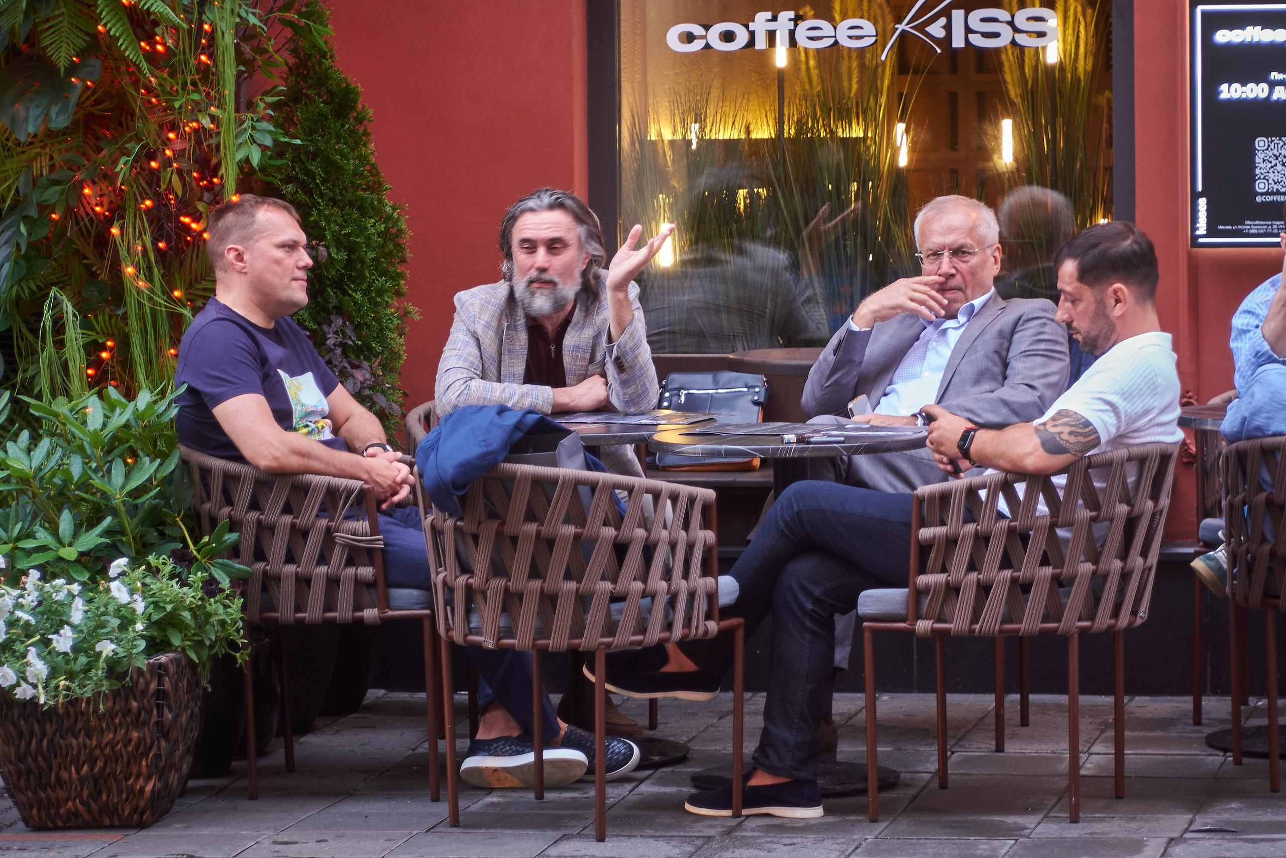 Уличный групповой мужской портрет  "Мужская беседа" на террасе кафе Coffee Kiss - фотограф Виталий Дени