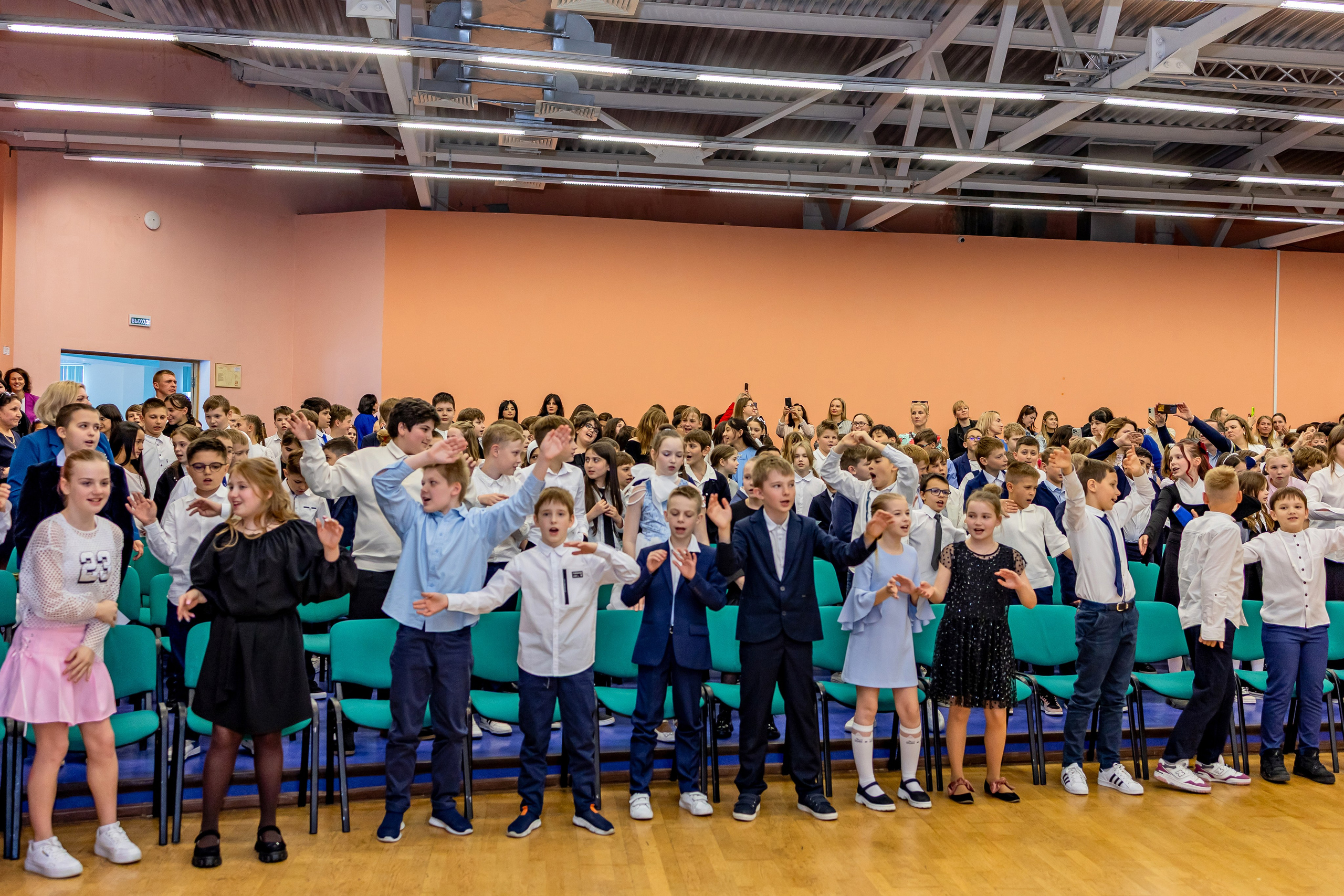 Выпускной праздник в начальной школе. Фотограф и видеограф Москва. Свадебный фотограф, видеограф. Выпускные альбомы. Оживающие альбомы