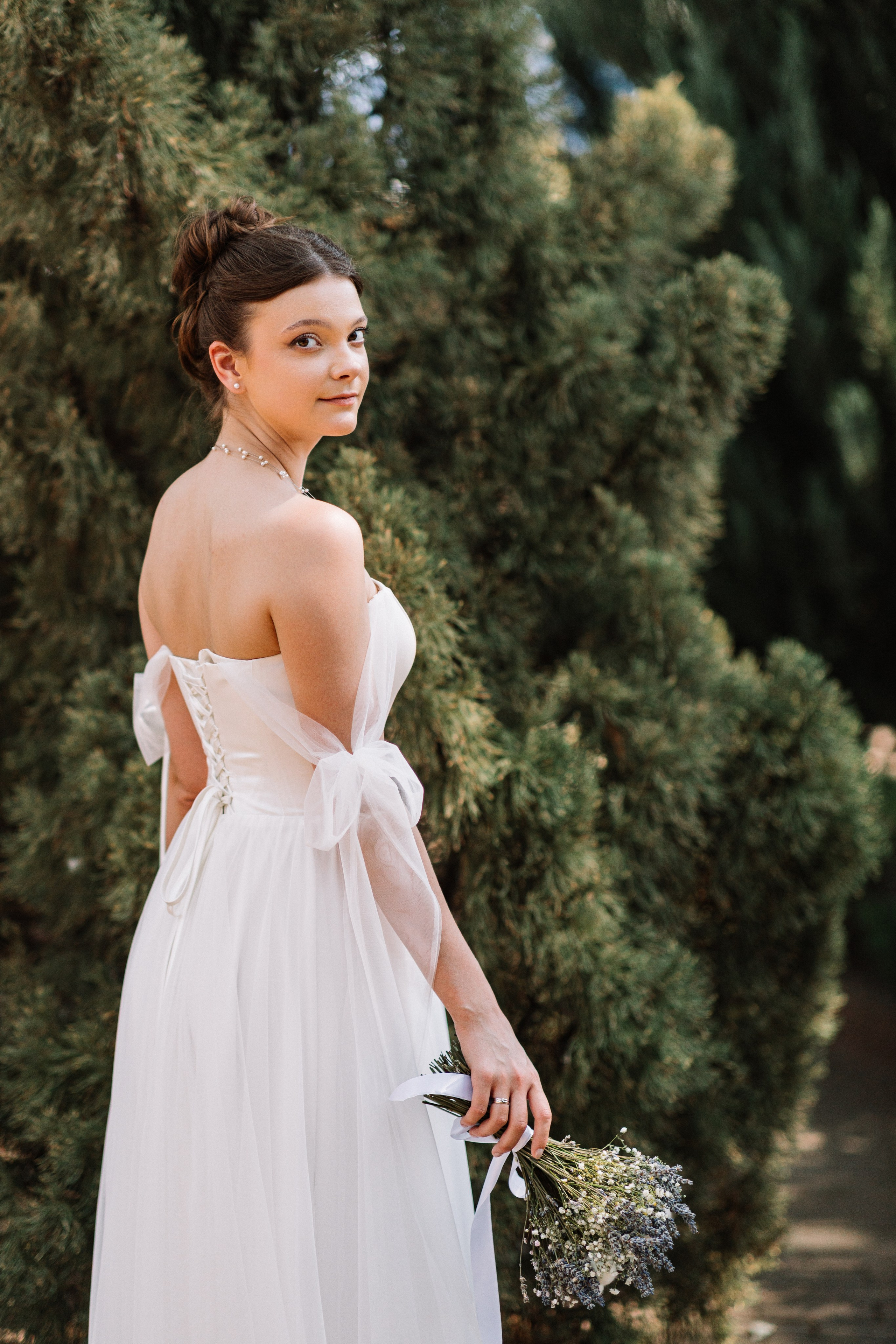 Нежная моментальная сцена: руки, переплетённые, на фоне моря и неба.