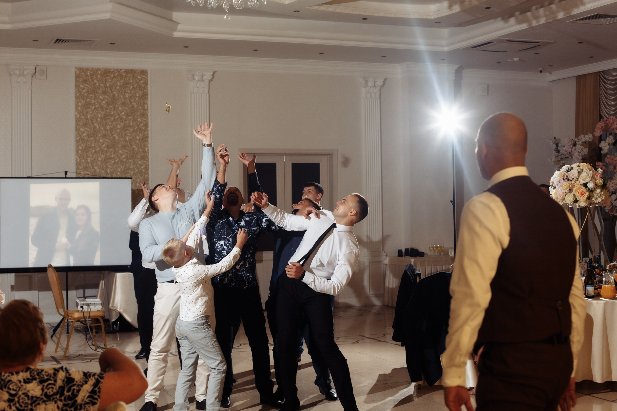 Сборы с друзьями и прогулка в кофейне. Миша & Маша. Фотограф Чугунов Александр