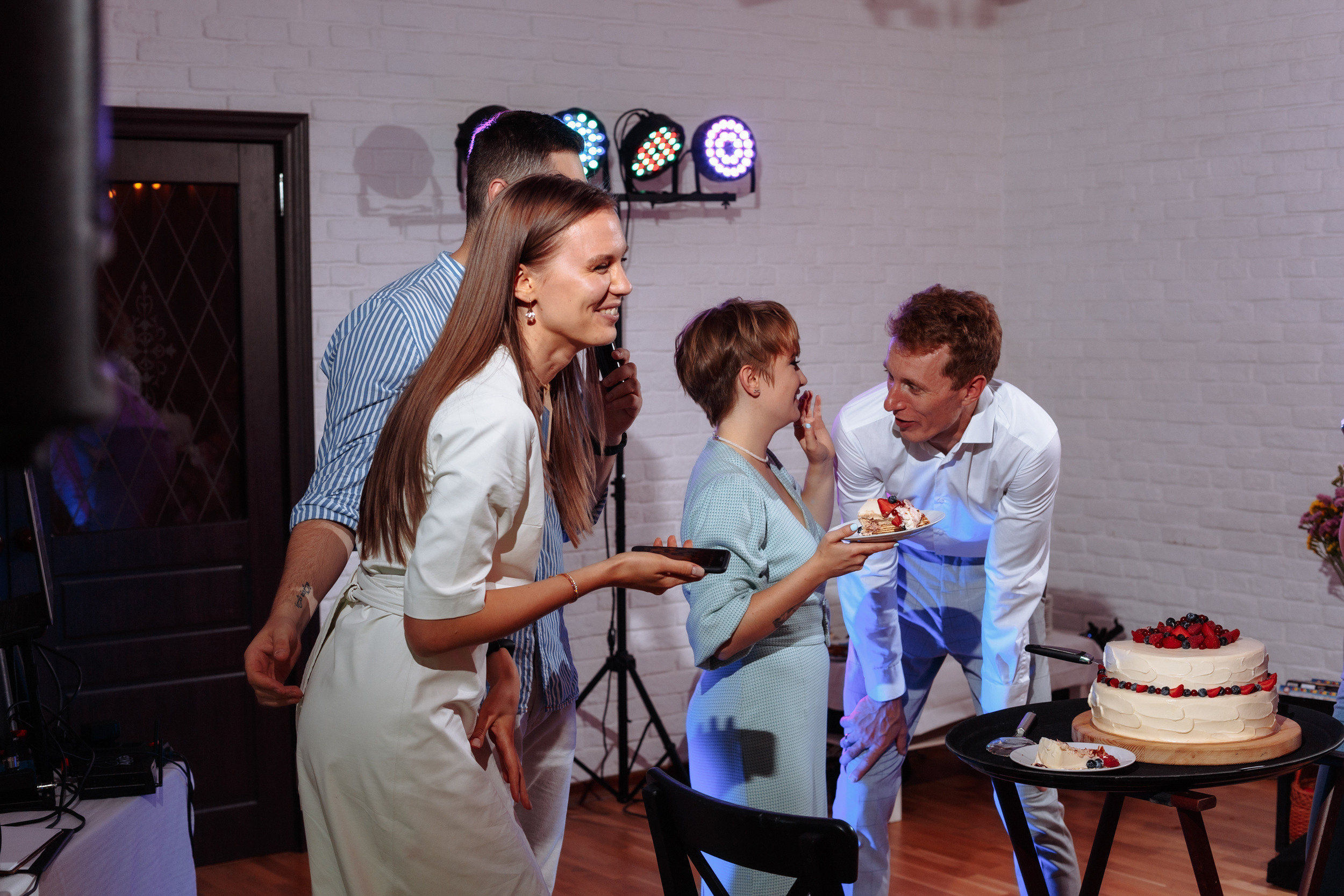 Веселый банкет в коттедже. Арина & Коля. Фотограф Чугунов Александр