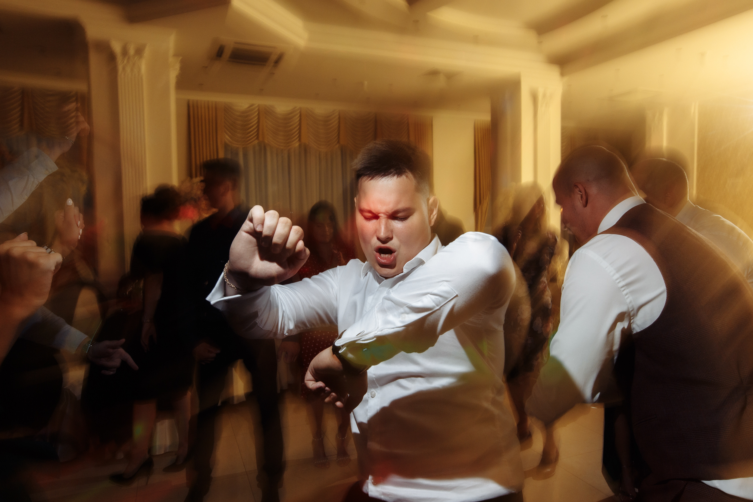 Сборы с друзьями и прогулка в кофейне. Миша & Маша. Фотограф Чугунов Александр