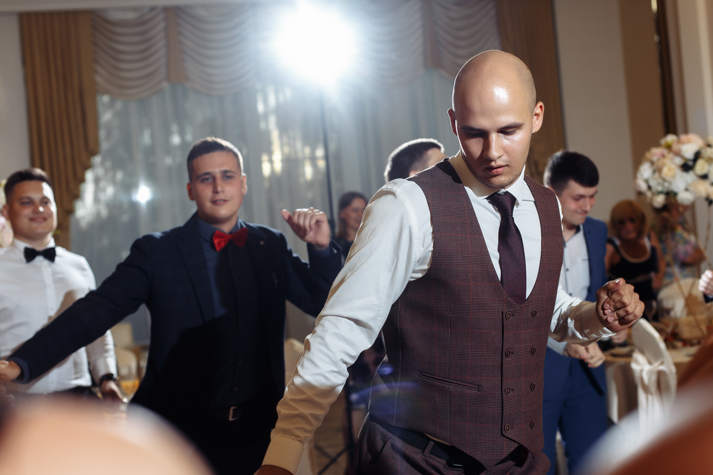 Сборы с друзьями и прогулка в кофейне. Миша & Маша. Фотограф Чугунов Александр