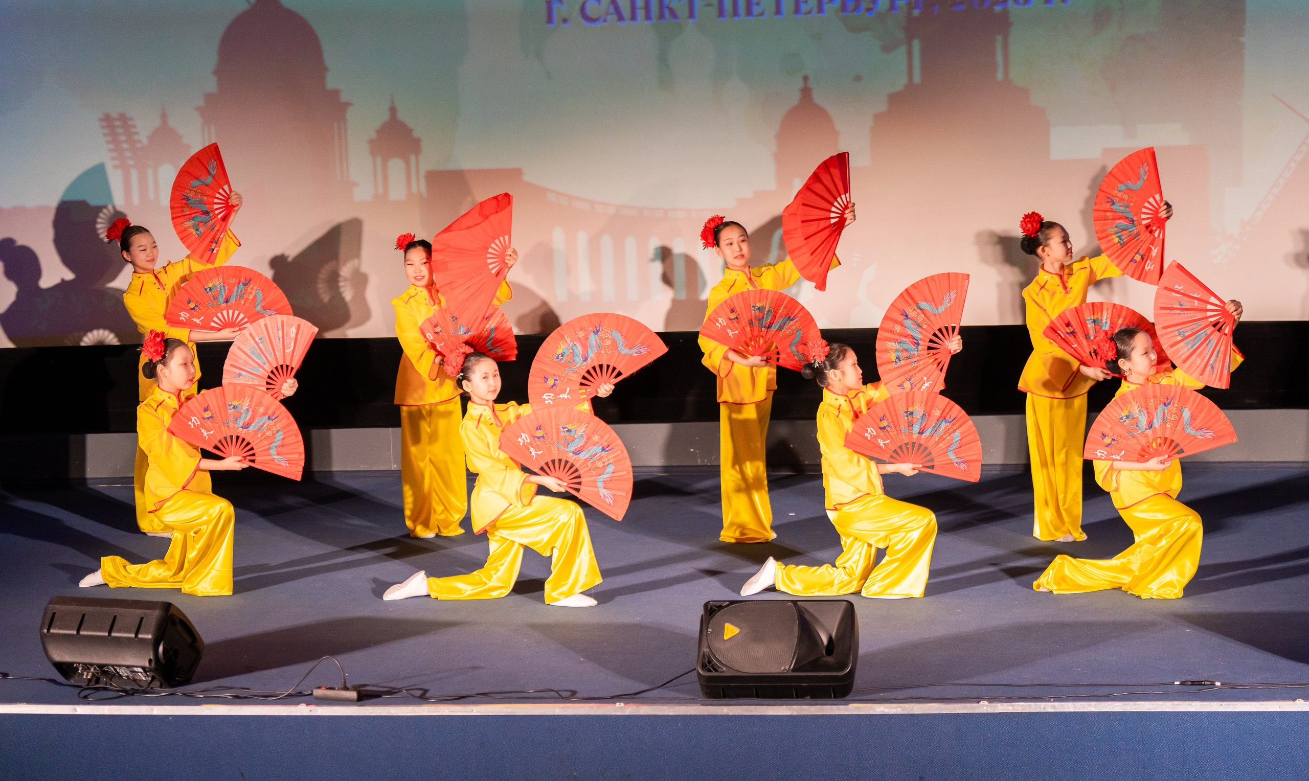 Коллективный танец с веерами на XII Международном фольклорном фестивале «Сохраняем традиции» Санкт-Петербург 2026 — девочки в жёлтых костюмах. Фото: Мальцев Евгений, evrednix.ru.