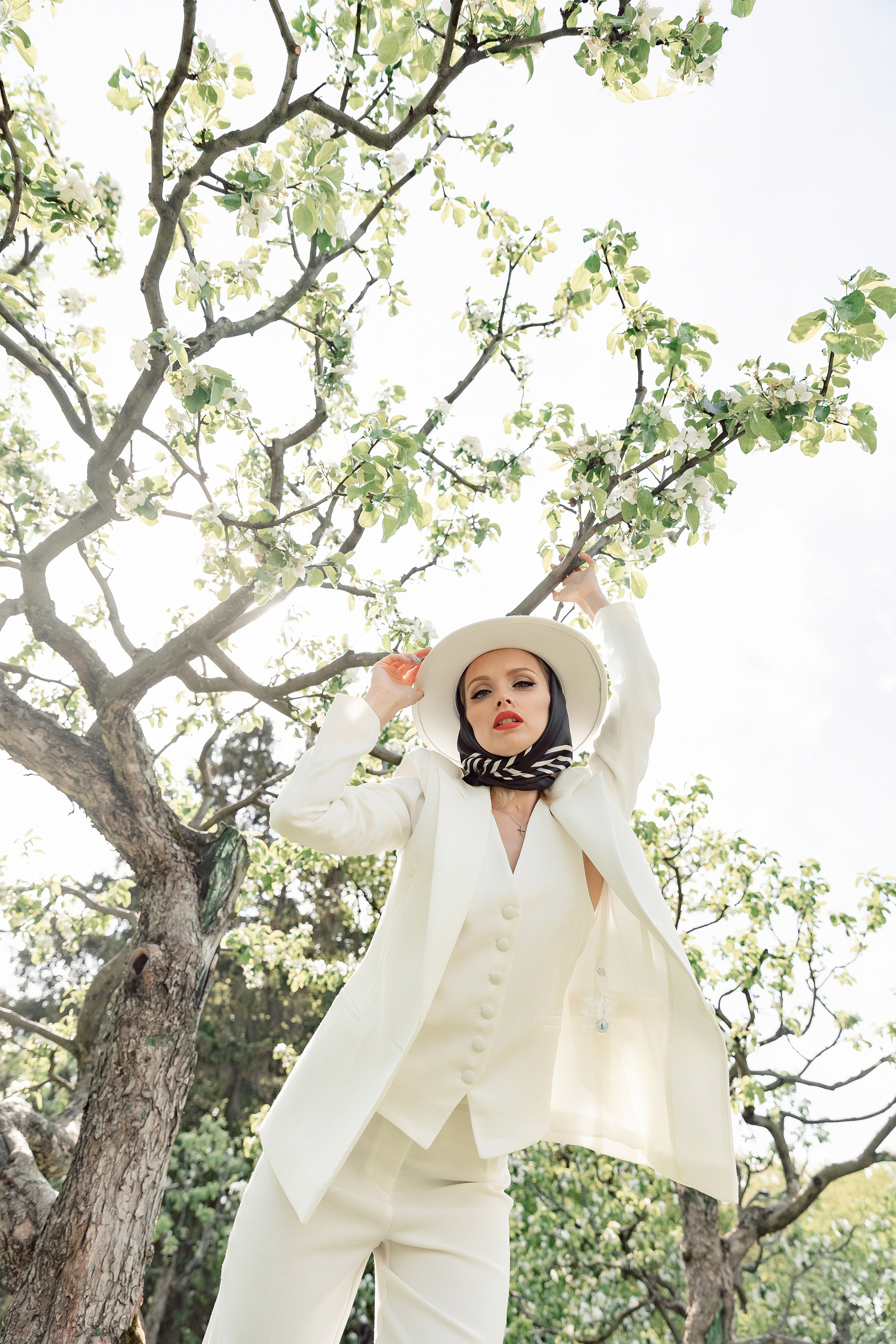 Портретная фотосессия Даши среди яблонь. Свадебный фотограф Москва