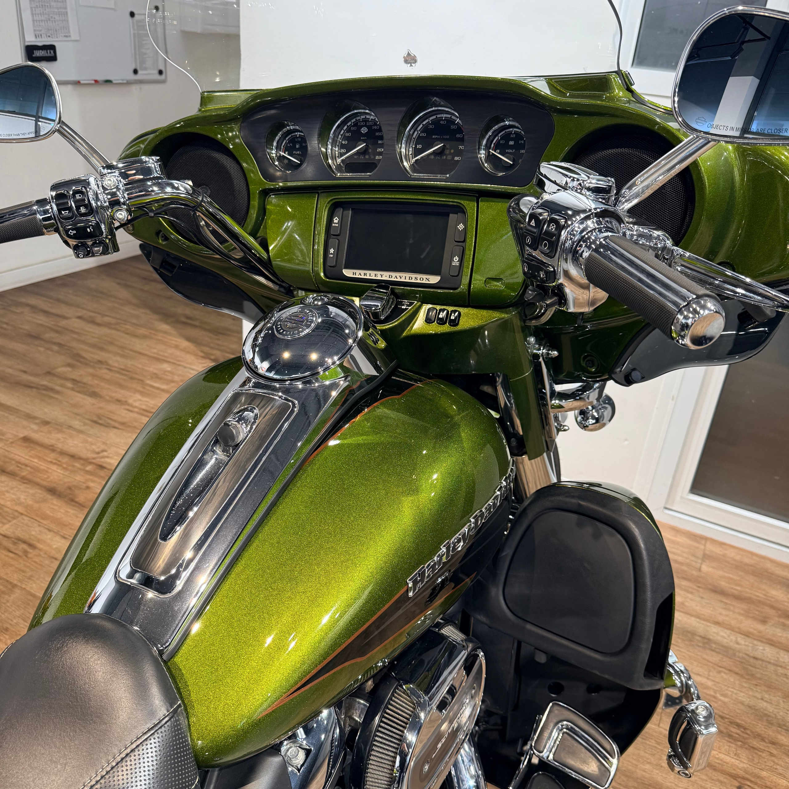 2017 CVO Electra Glide Spiked Olive Serpentine Green. Hello Davidson, Москва. Только хорошие мотоциклы…