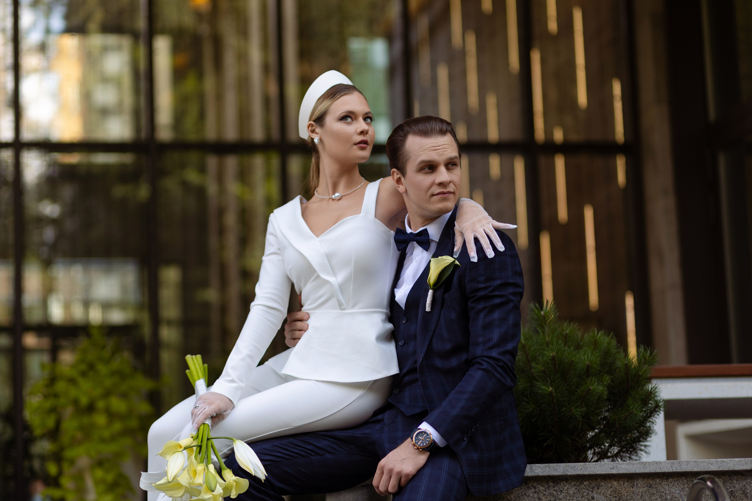 Невеста присела на колено жениха.