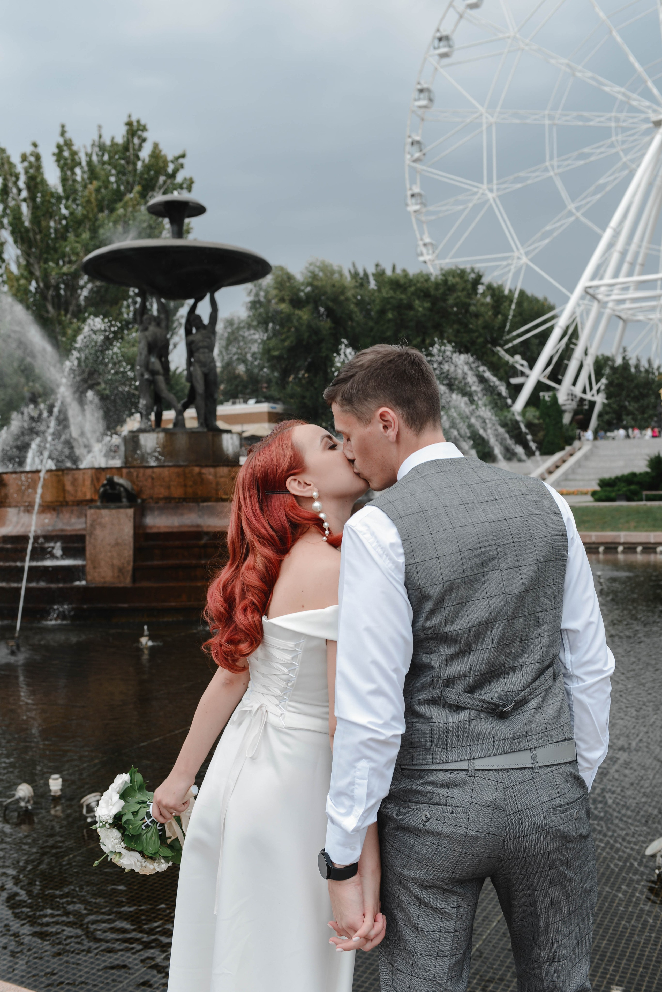 Свадебная прогулка по городу. Фотограф Ярута Оксана / Ростов-на-Дону