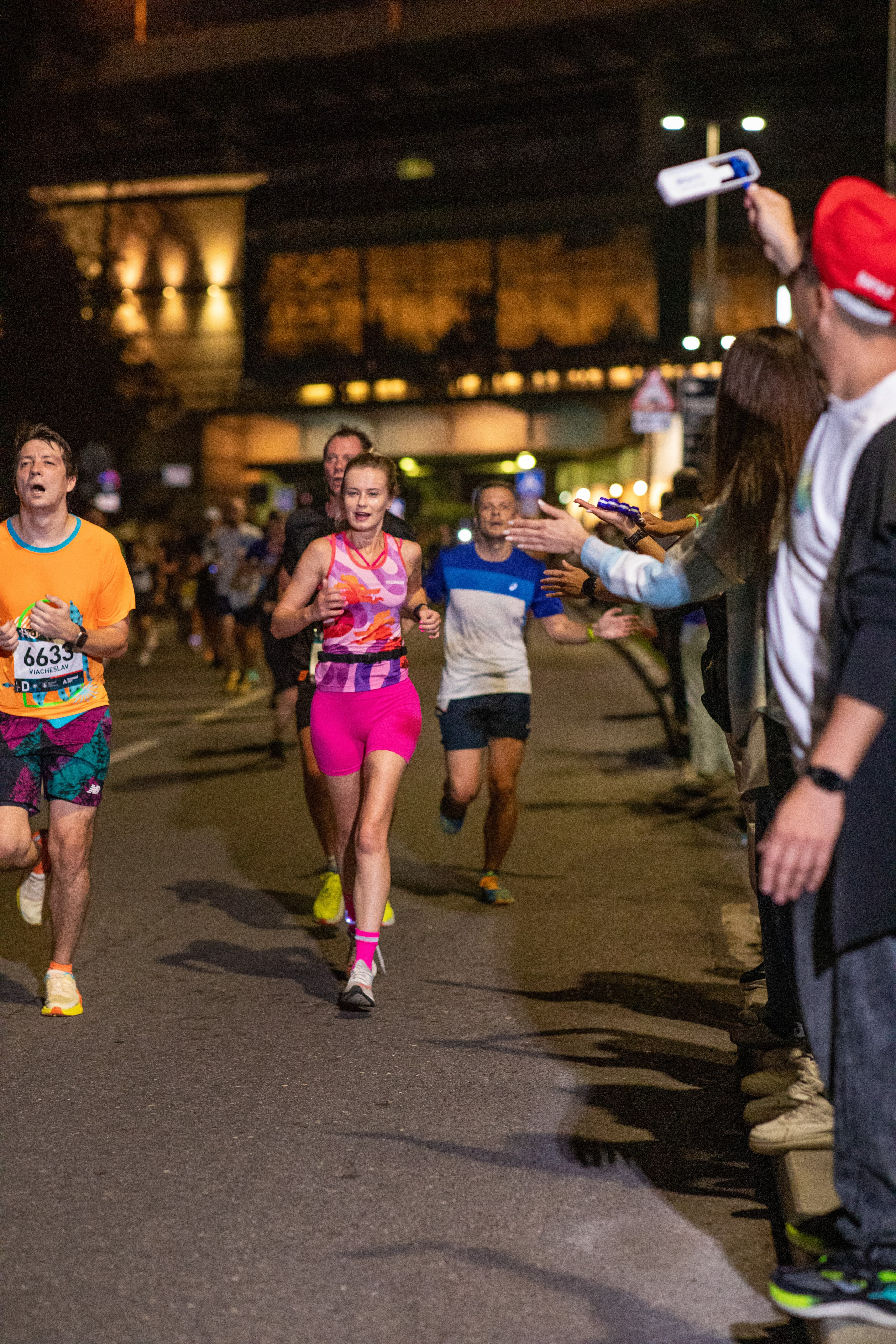 Ночной забег в ленте фотографий бегунов 03.08.24. Фотограф Сергей Ловкий