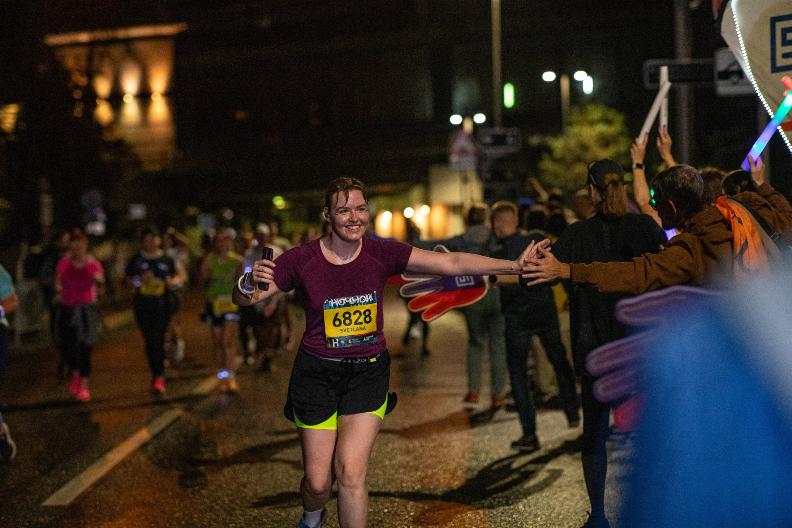 Ночной забег в ленте фотографий бегунов 03.08.24. Фотограф Сергей Ловкий