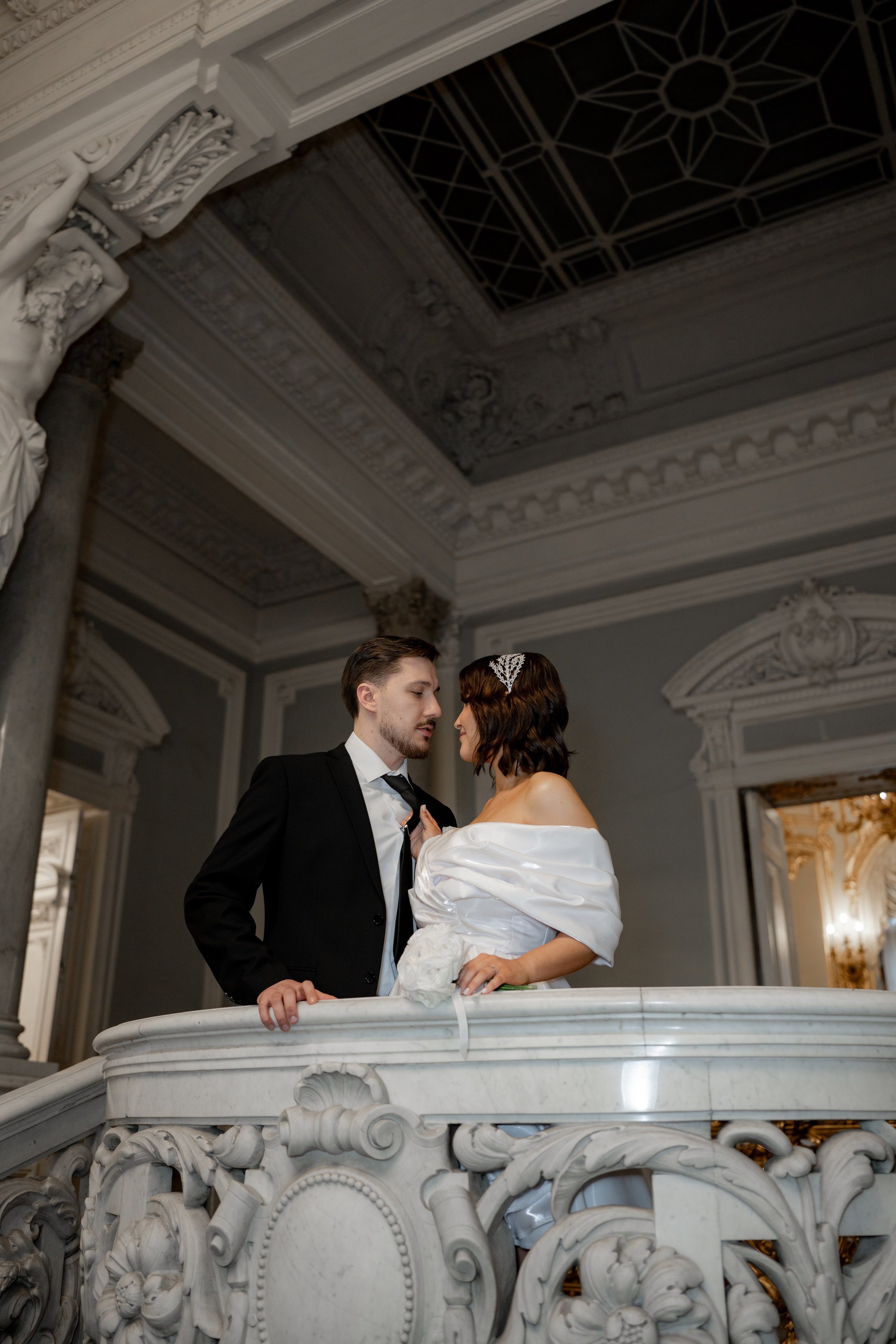 Свадебная фотосессия на Вокзале и рядом с Исаакиевским собором. Свадебный фотограф Александр Невский в Санкт-Петербурге