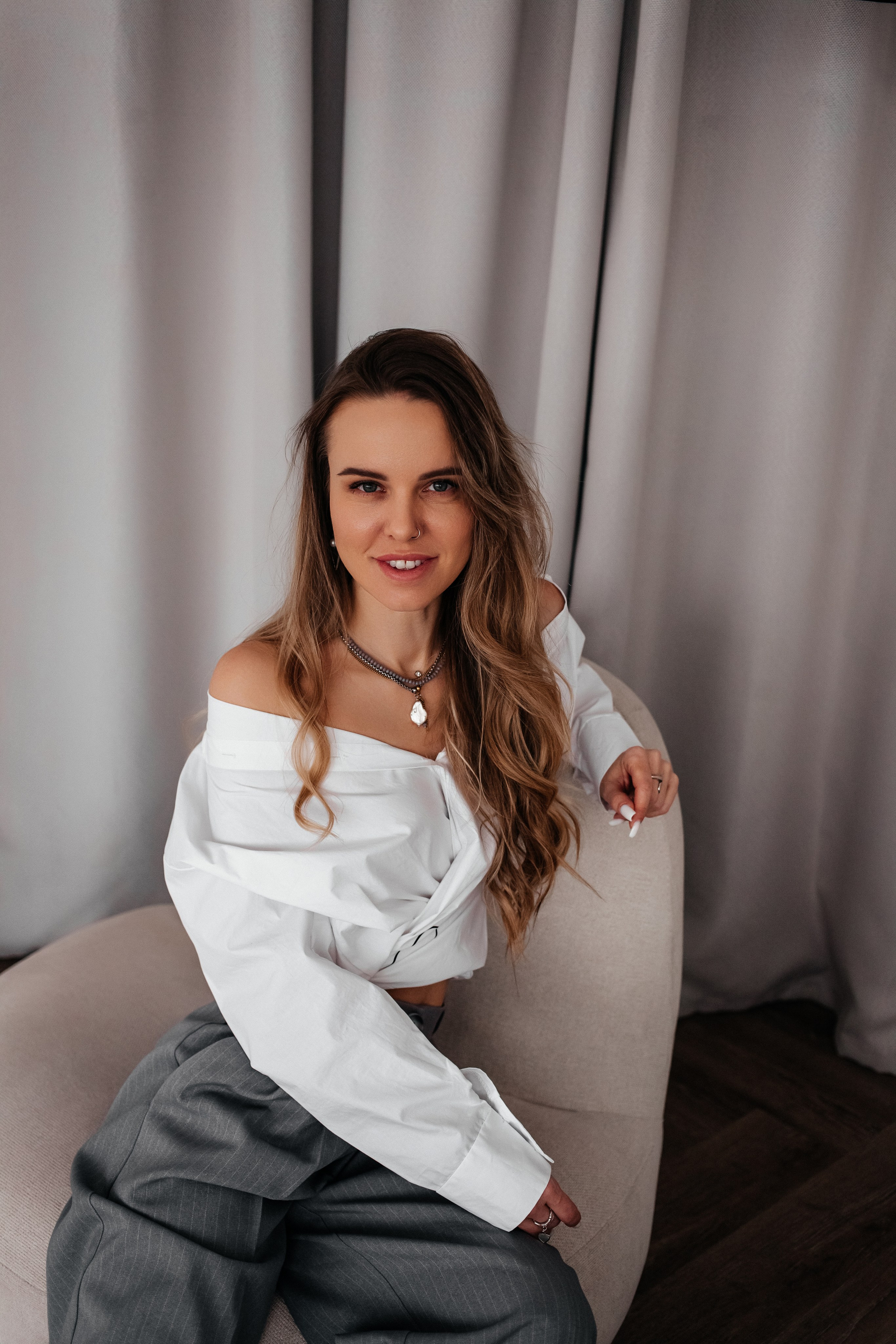 Фотосессия для каталога — это фотографии всех товаров одного стиля, которые продаются онлайн на сайте.