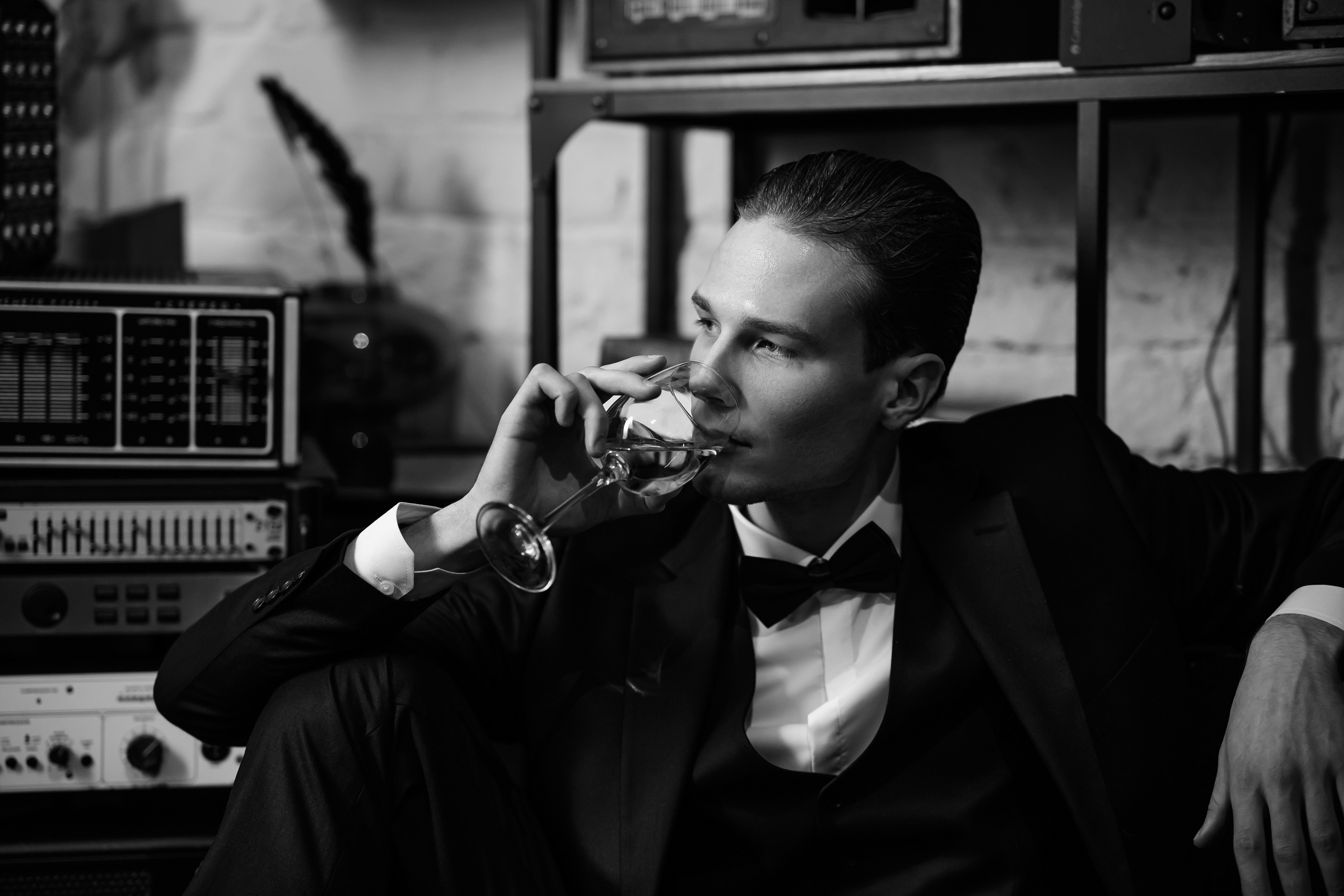 Студийная мужская фотосессия в нуарном стиле