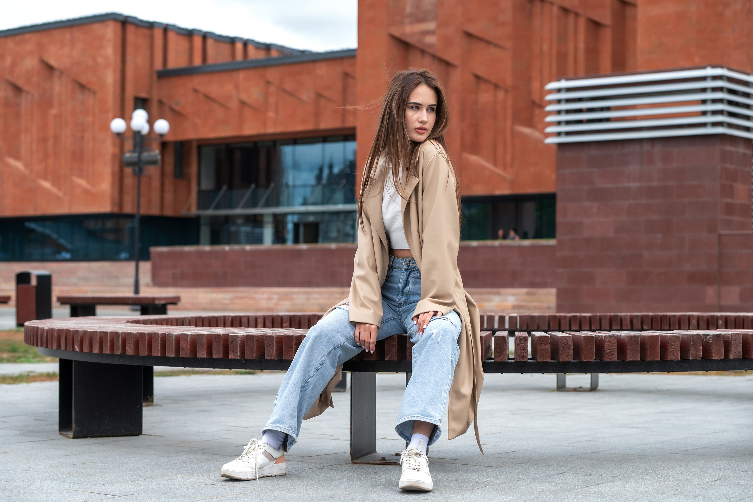 Портрет девушки на фоне современной архитектуры делового центра Казани с чистыми линиями и мягким естественным светом