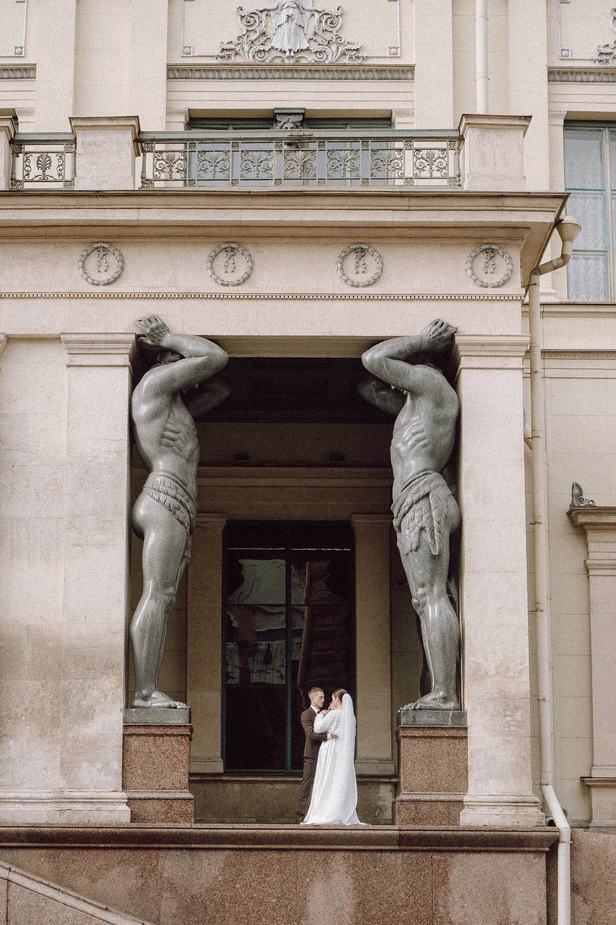 СВАДЕБНАЯ ПРОГУЛКА В САНТК-ПЕТЕРБУРГЕ (ИСАКИЕВСКИЙ СОБОР, ЗИМНЯЯ КАНАВКА, ЭРМИТАЖ И БОЛЬШАЯ МОРСКАЯ УЛИЦА). Профессиональный фотограф, Санкт-Петербург — Виктория Богомолова
