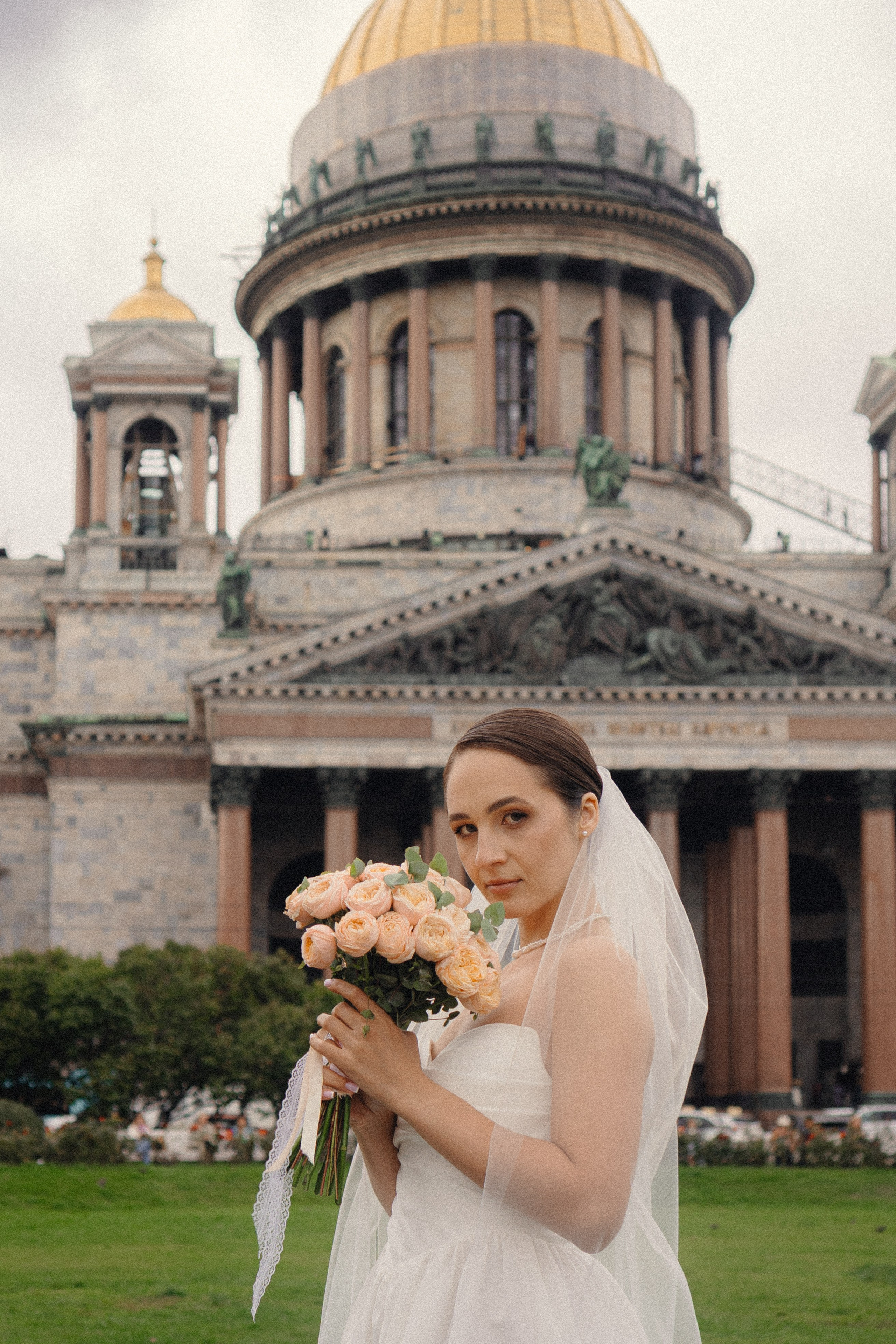 СВАДЕБНАЯ ПРОГУЛКА В САНТК-ПЕТЕРБУРГЕ (ИСАКИЕВСКИЙ СОБОР, ЗИМНЯЯ КАНАВКА, ЭРМИТАЖ И БОЛЬШАЯ МОРСКАЯ УЛИЦА). Профессиональный фотограф, Санкт-Петербург — Виктория Богомолова