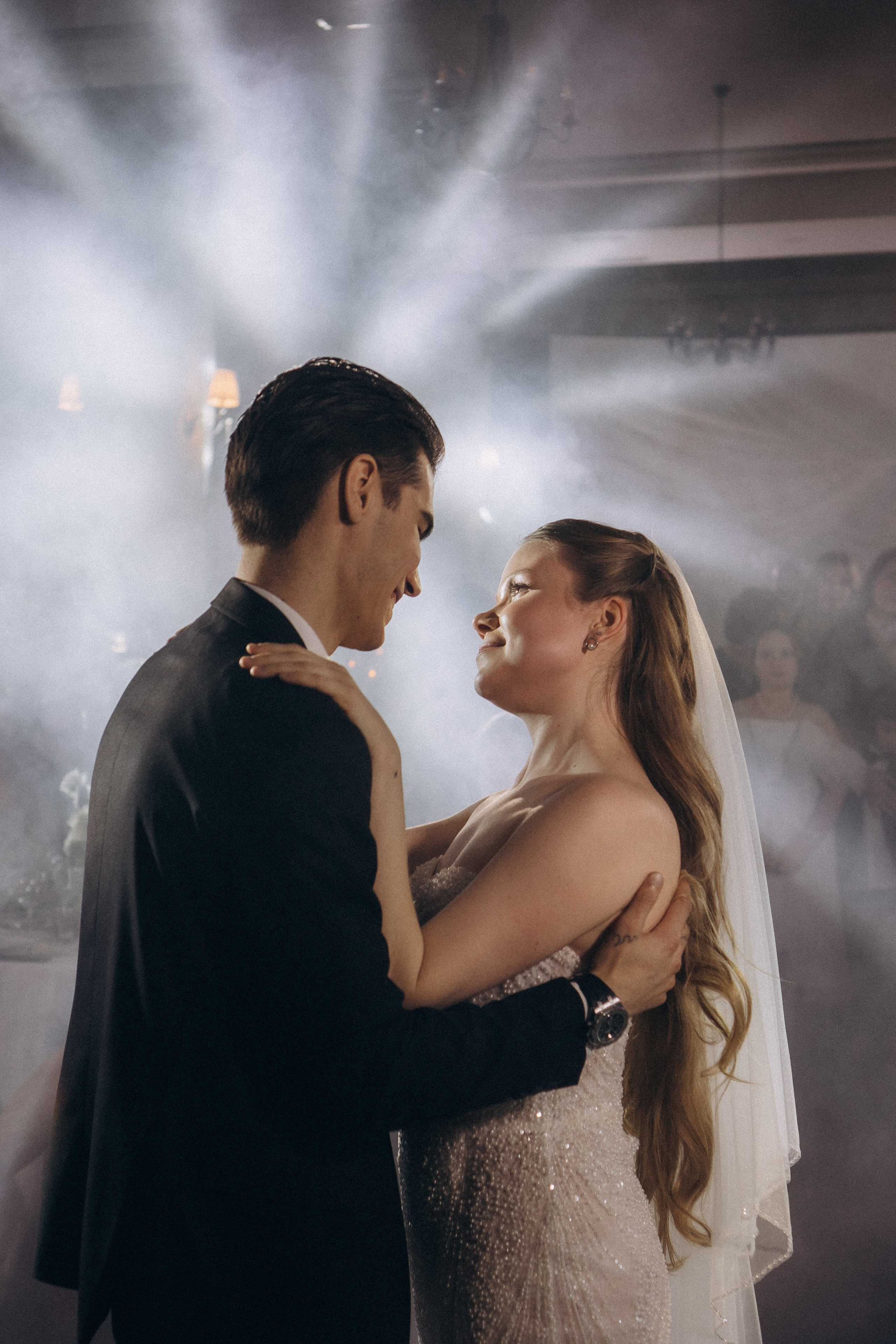 ПЕРВЫЙ ТАНЕЦ МОЛОДЫХ НА БАНКЕТЕ. ТРОГАТЕЛЬНЫЙ МОМЕНТ (СНЯТО В СИБИРЕ В НИЖНЕВАРТОВСКЕ). Профессиональный фотограф, Санкт-Петербург — Виктория Богомолова