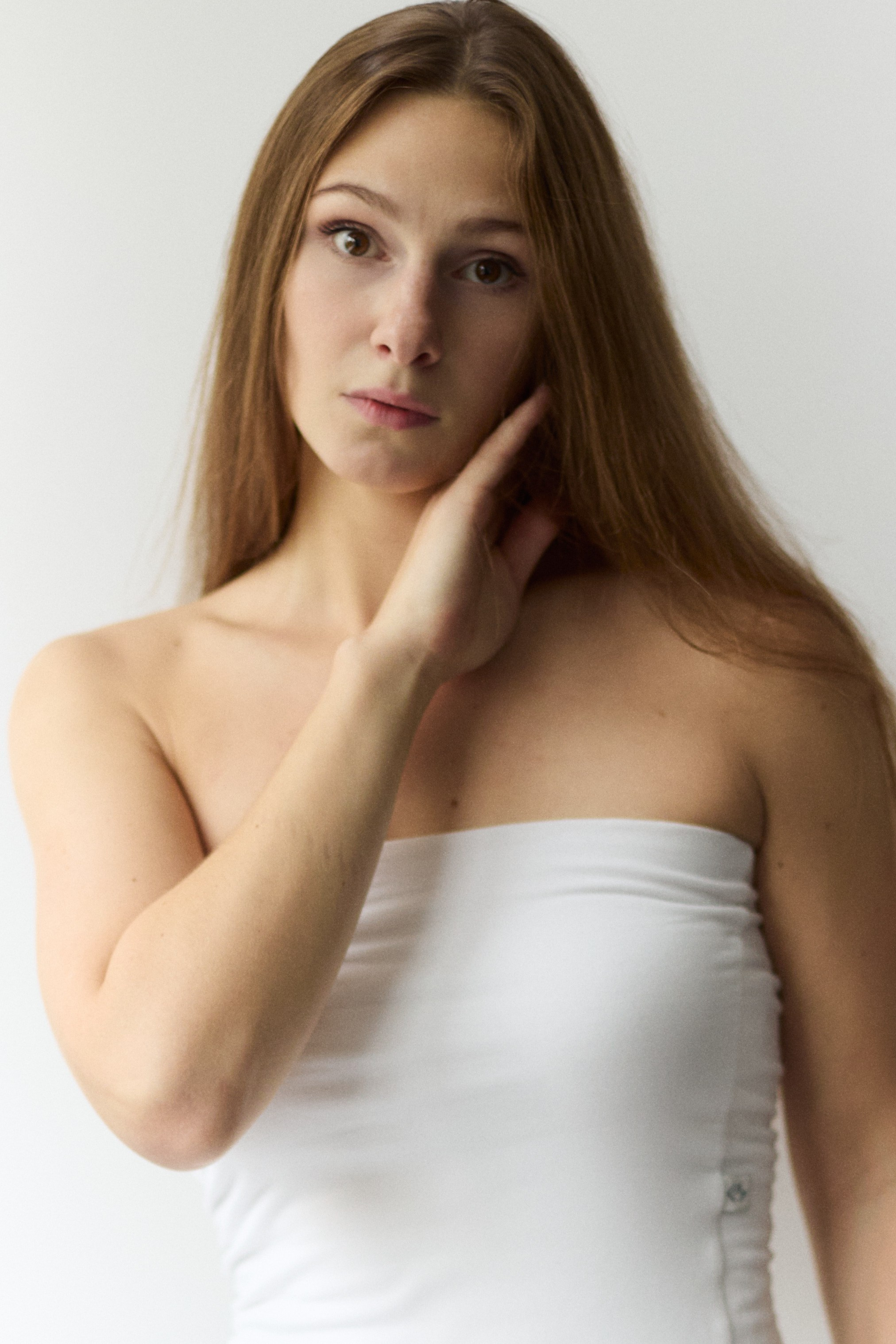 актерское портфолио для молодой девушки в студии, портретная фотосессия