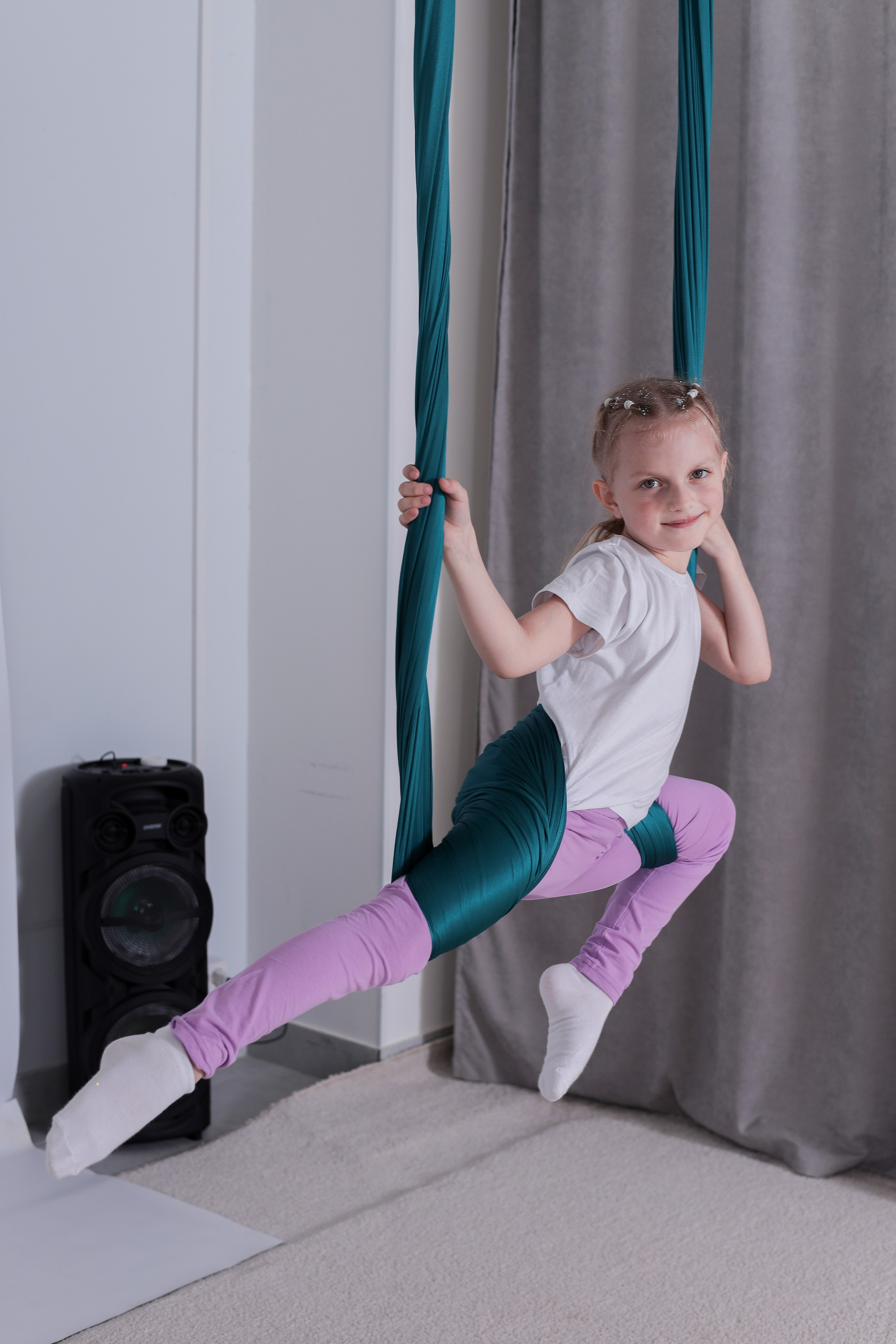 Детская аэройога. Фотограф Надршина Лилия