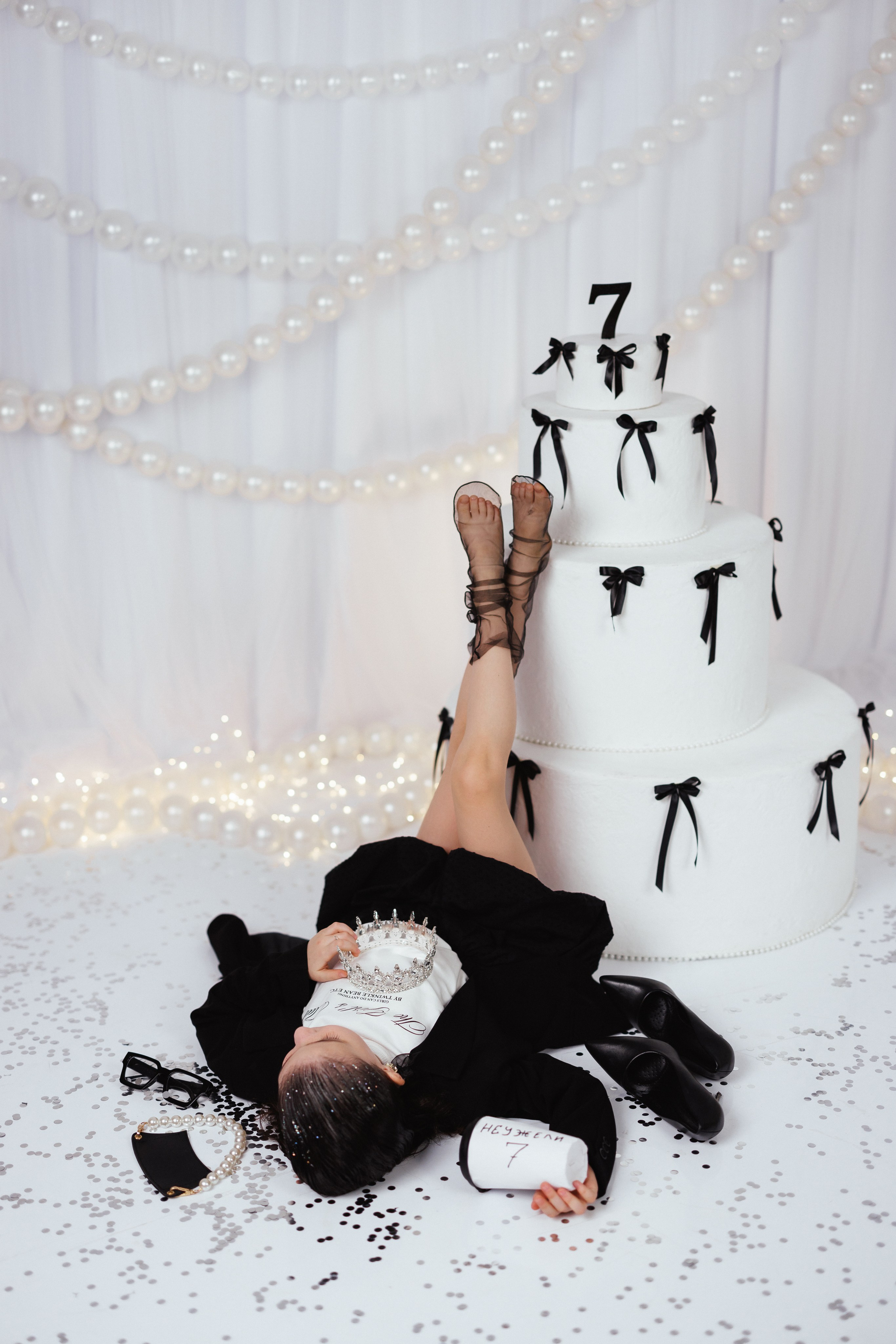 Фотосессия к дню рождения с большим тортом, в детской фотостудии «Антураж», город Краснодар. Семейный и детский фотограф в Краснодаре Анна Трашкова