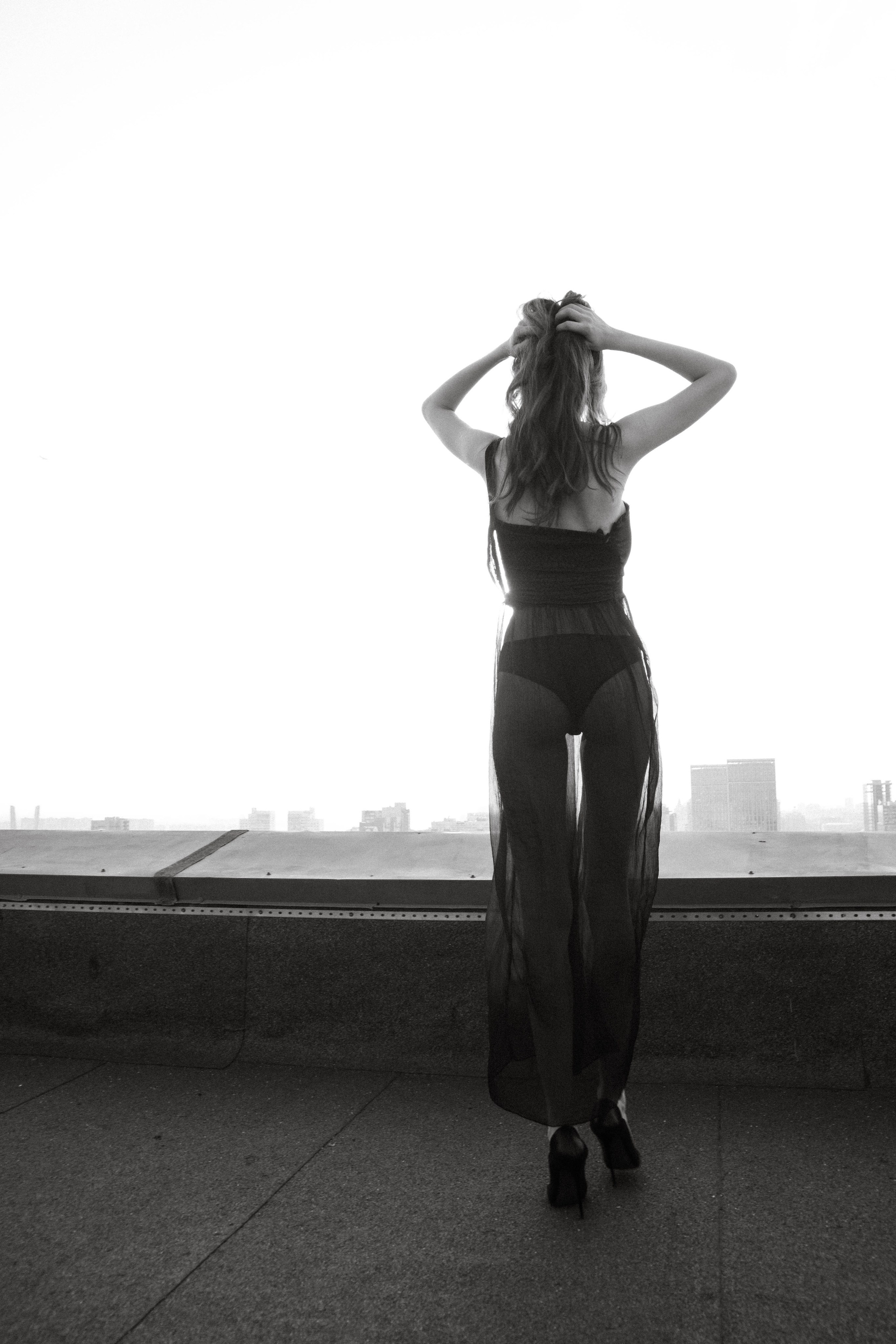 Агата съёмка на крыше. Анастасия Головерова профессиональный фотограф в Новосибирске, фотосессия под ключ в Новосибирске