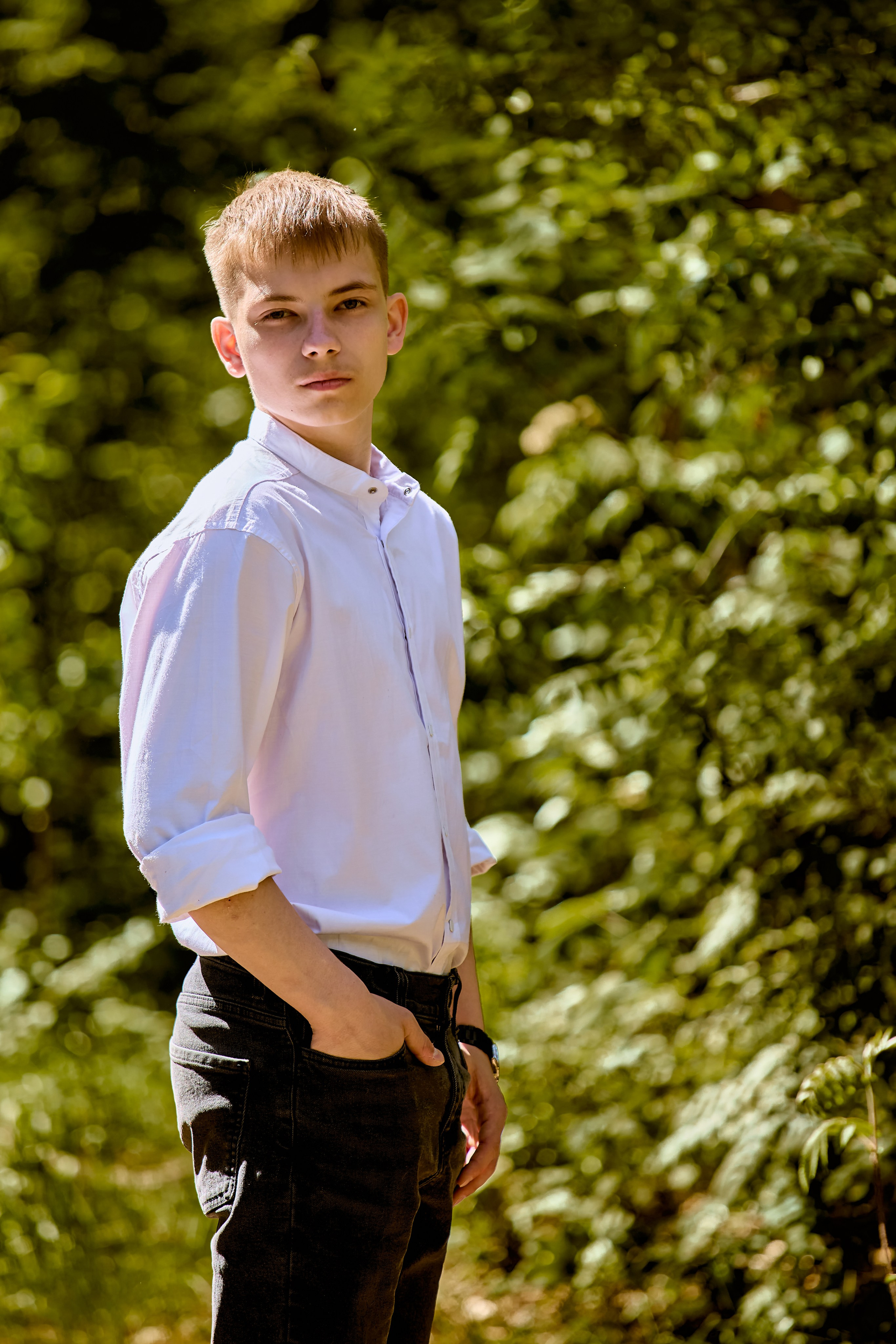 Девятиклассник среди зелени парка — живое воплощение надежды и веры, кадр православного фотографа Николая Голованова, г. Дзержинск.