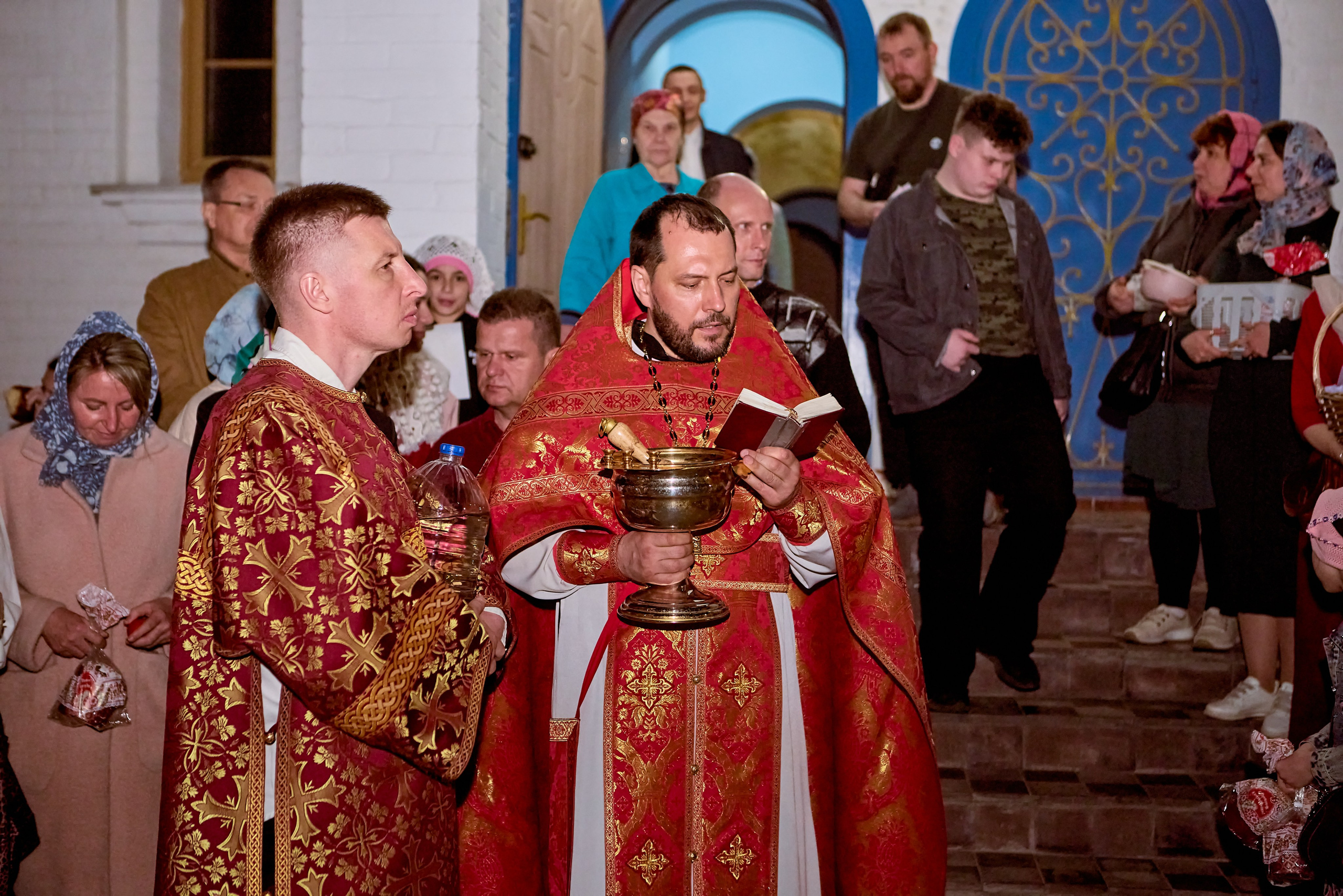 Освещение куличей и яичек в Пасхальную Ночь. Г. Дзержинск Храм Преподобного Серафима Саровского. Фотограф Николай Голованов.