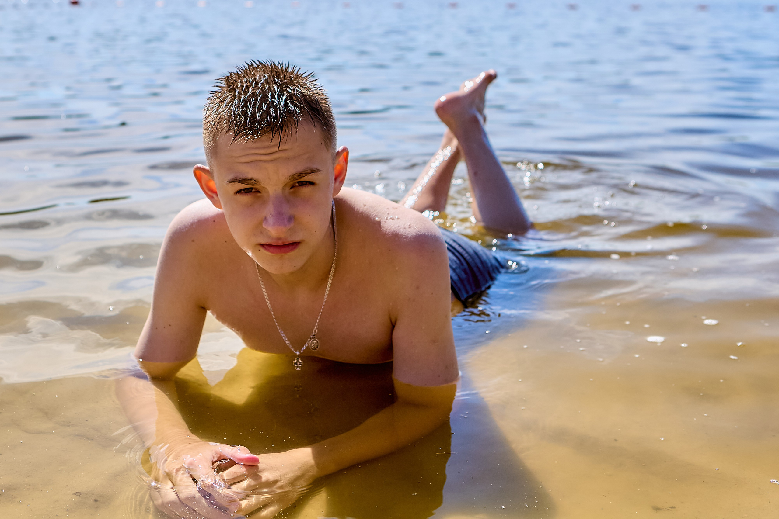 Семейная прогулка летом на озере