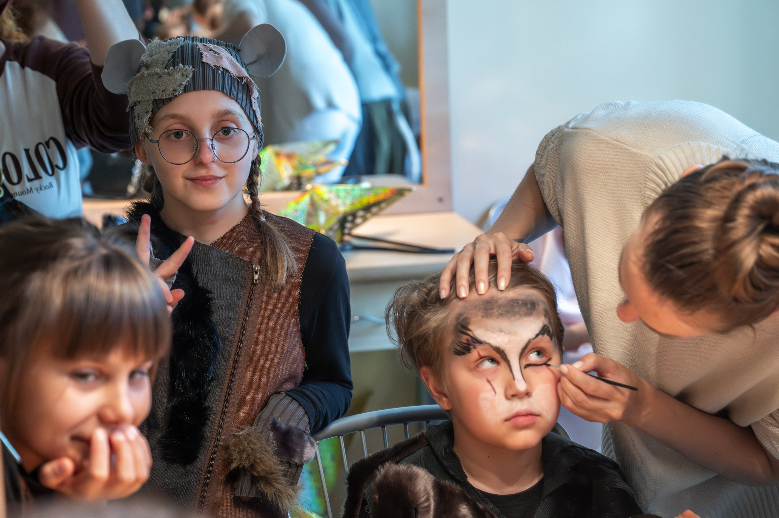 Подготовка к отчетному концерту в летнем детском лагере. Фотограф Анна Мельникова | Москва