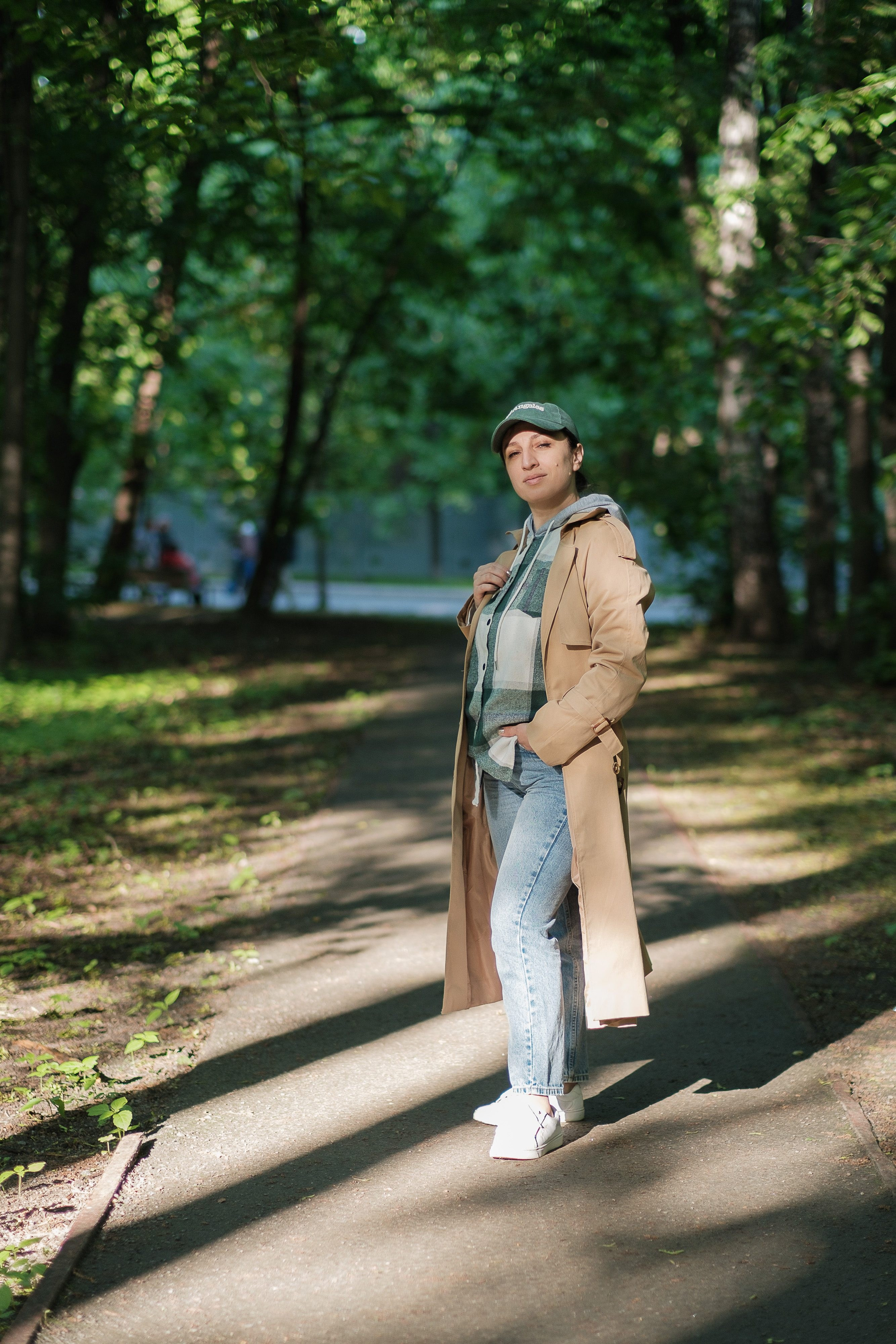 Зита Легоева фотосессия в Сокольниках, позирует в парке