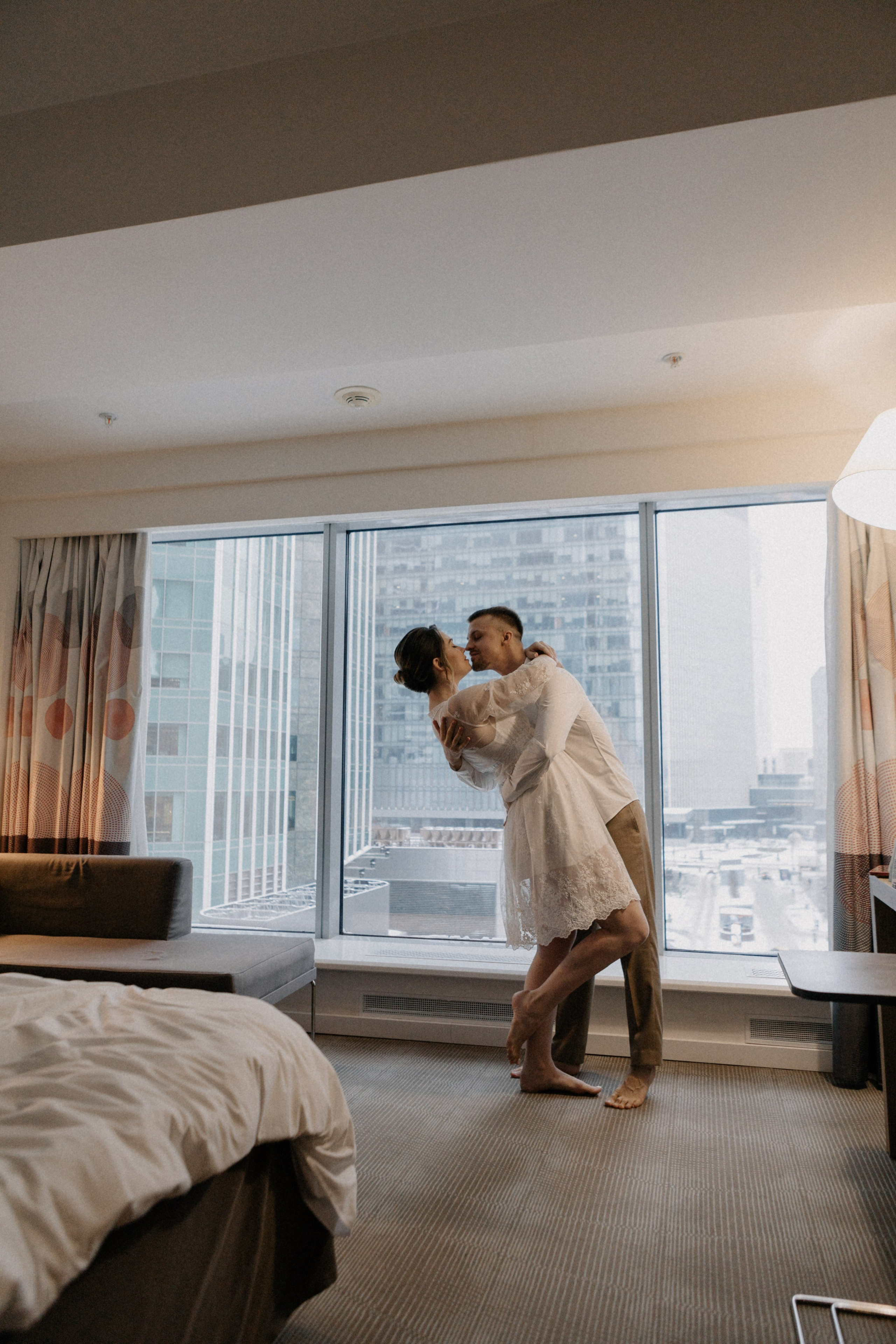 Ксюша и Илья. Утро в отеле роспись в Birds. Свадебный и портретный фотограф в Москве Анастасия Масюк