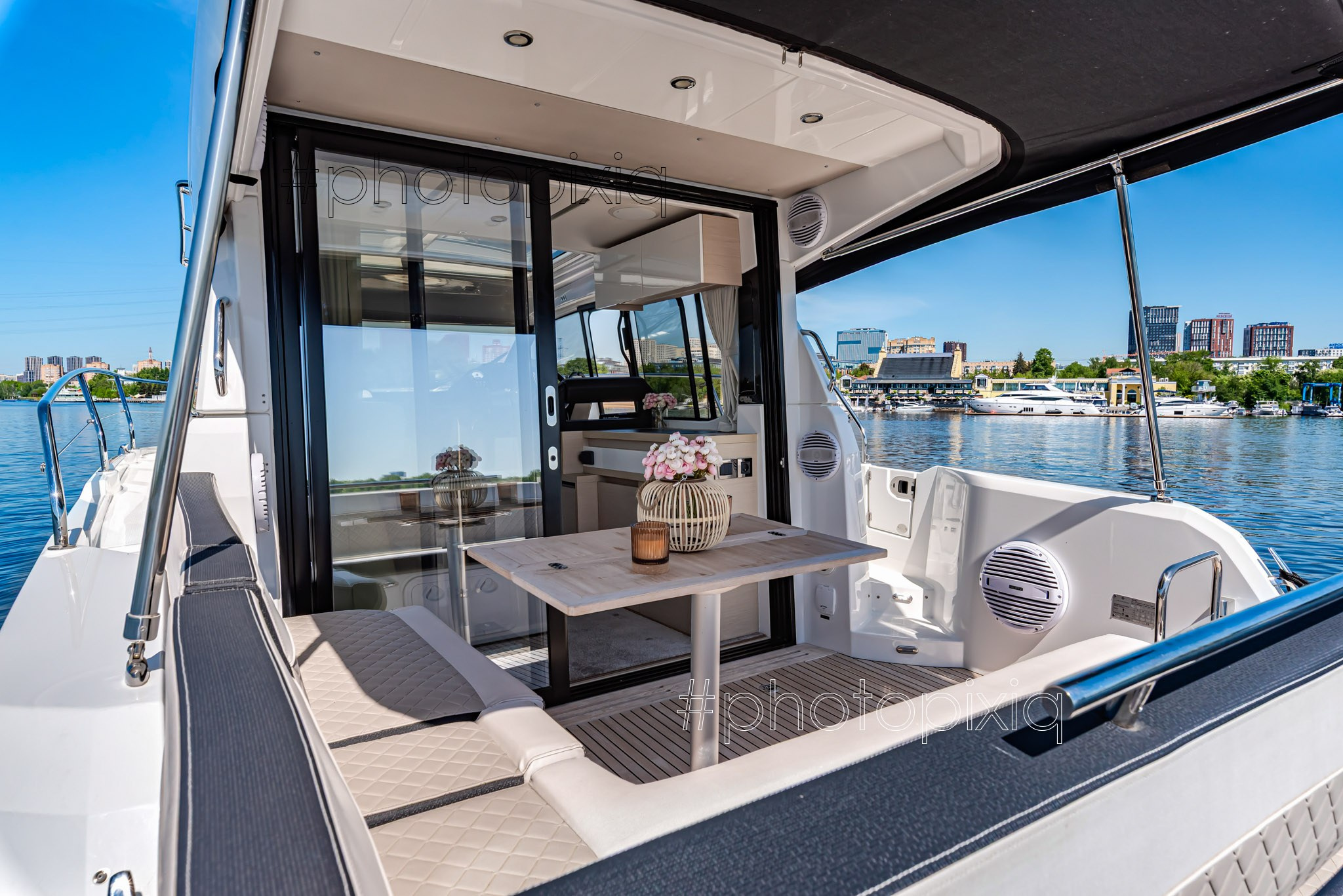 Фотосъёмка яхты Jeanneau NC 33 для брокера. Интерьерная съёмка и виртуальные туры — Интерьерный фотограф Кузнецов Сергей (photopixiq)