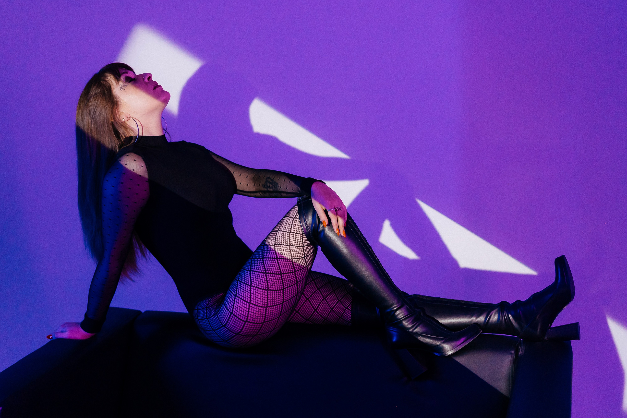 Фотосессия в неоновом свете в фотостудии. Фотограф и видеограф Смоленск | Студия Цезарь