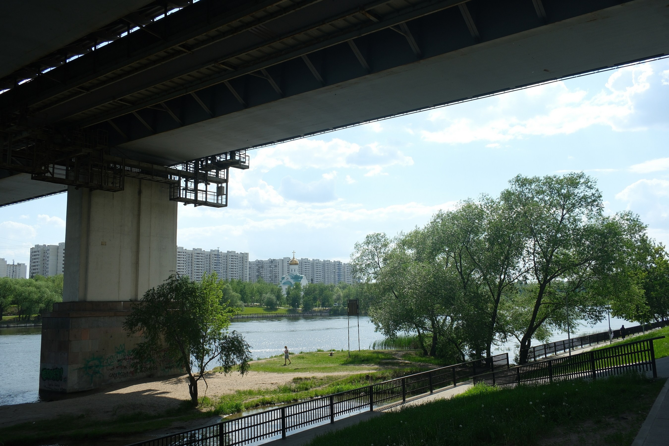 Парк 850 лет Москве. Снято на Voigtlander 18/2,8 Color-scopar. Улица, люди, жизнь…