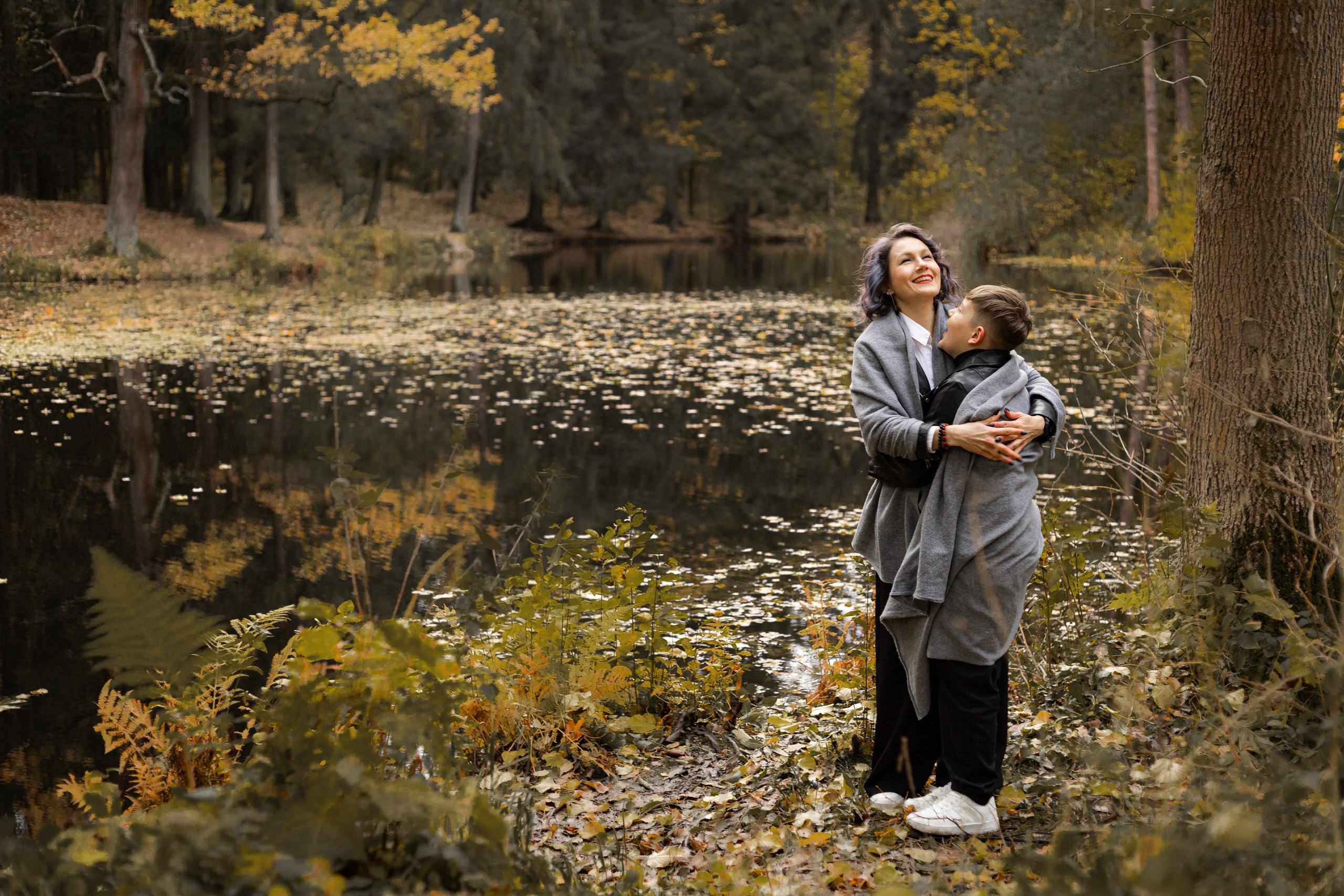 мама обнимает сына