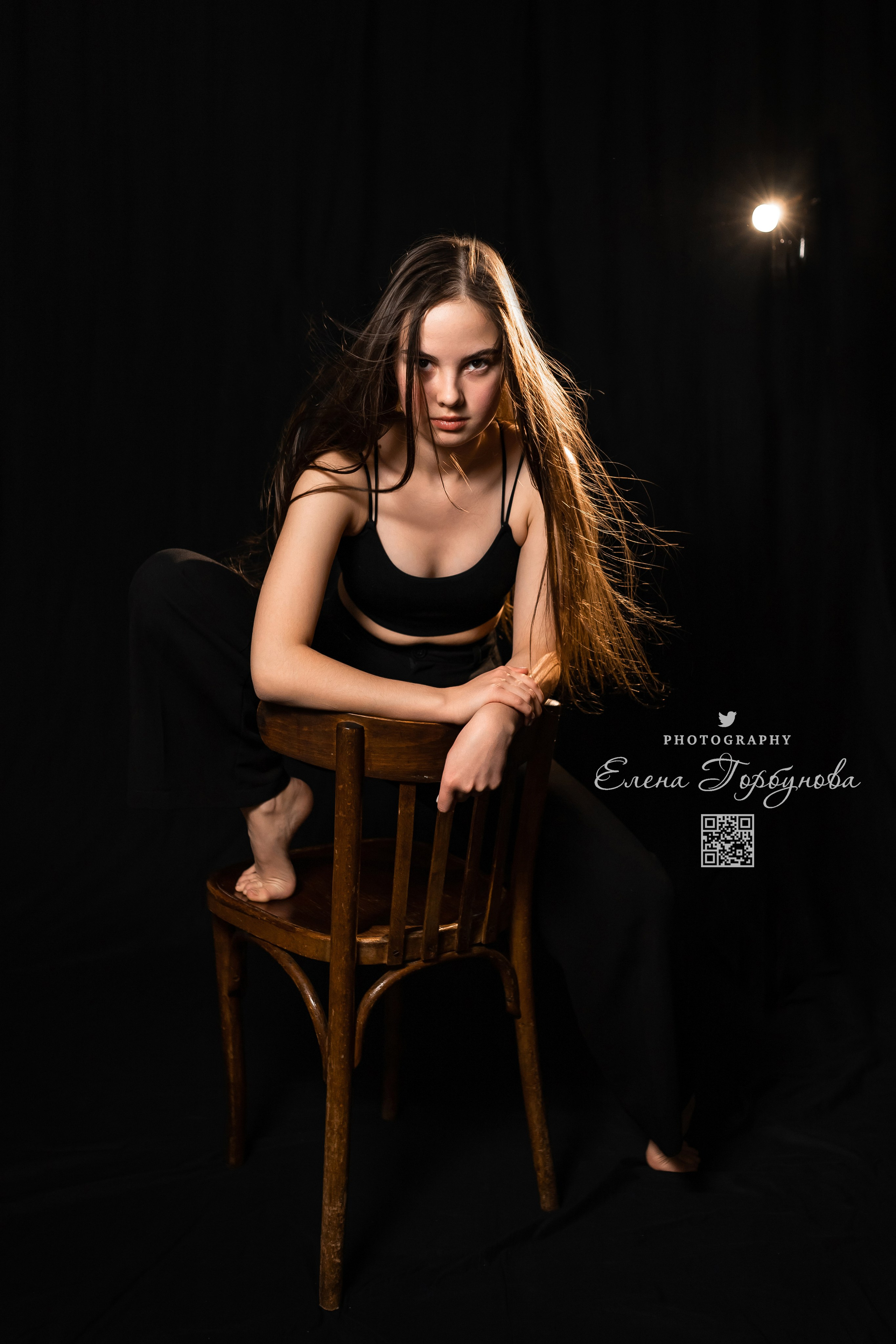 Моя студия. Полина и стул. Январь 2024. Фотограф Пермь. Свадьбы. Семья и дети, школа, д. сад. Фотокниги