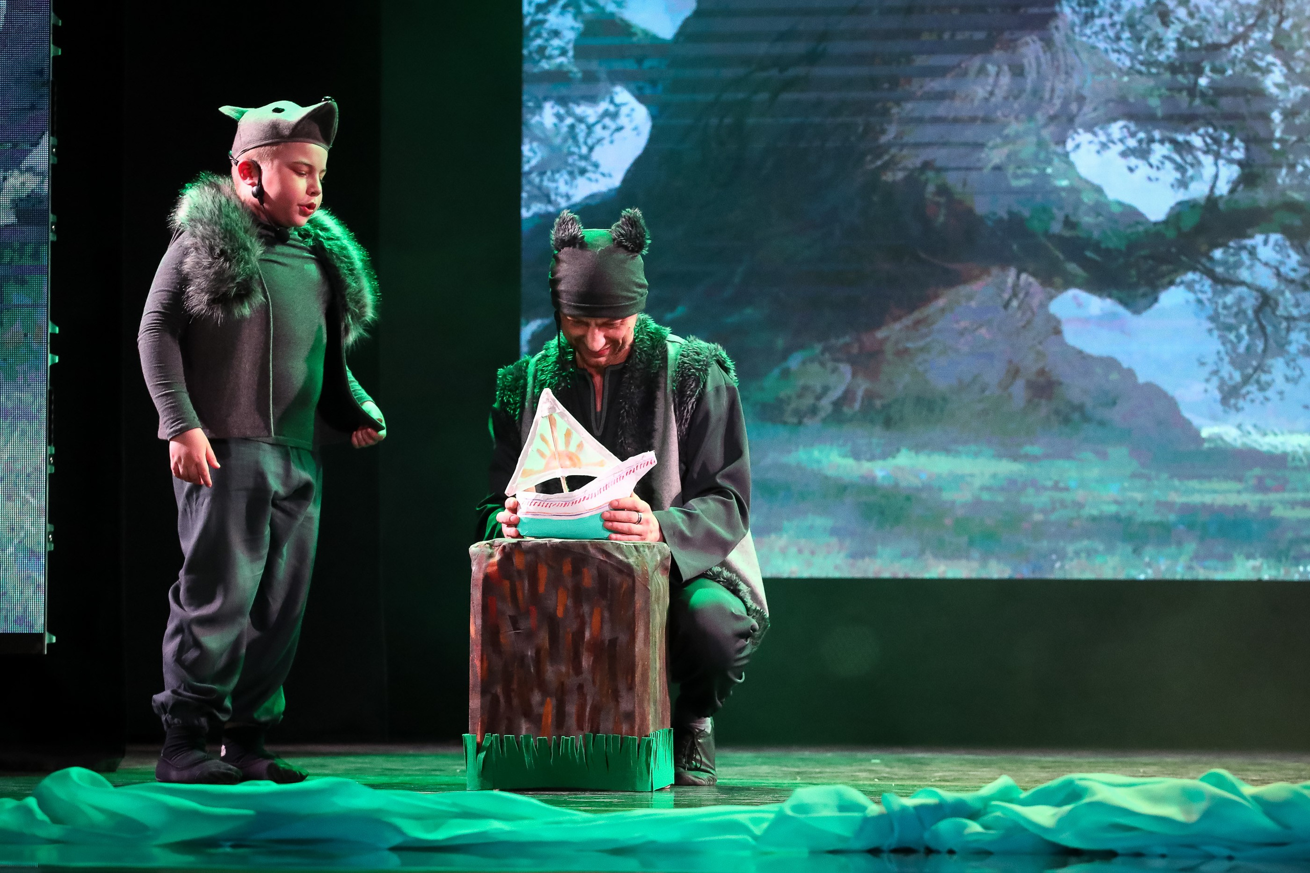 Спектакль «Счастье у звёздной реки». Художник по свету Максим Сергачев