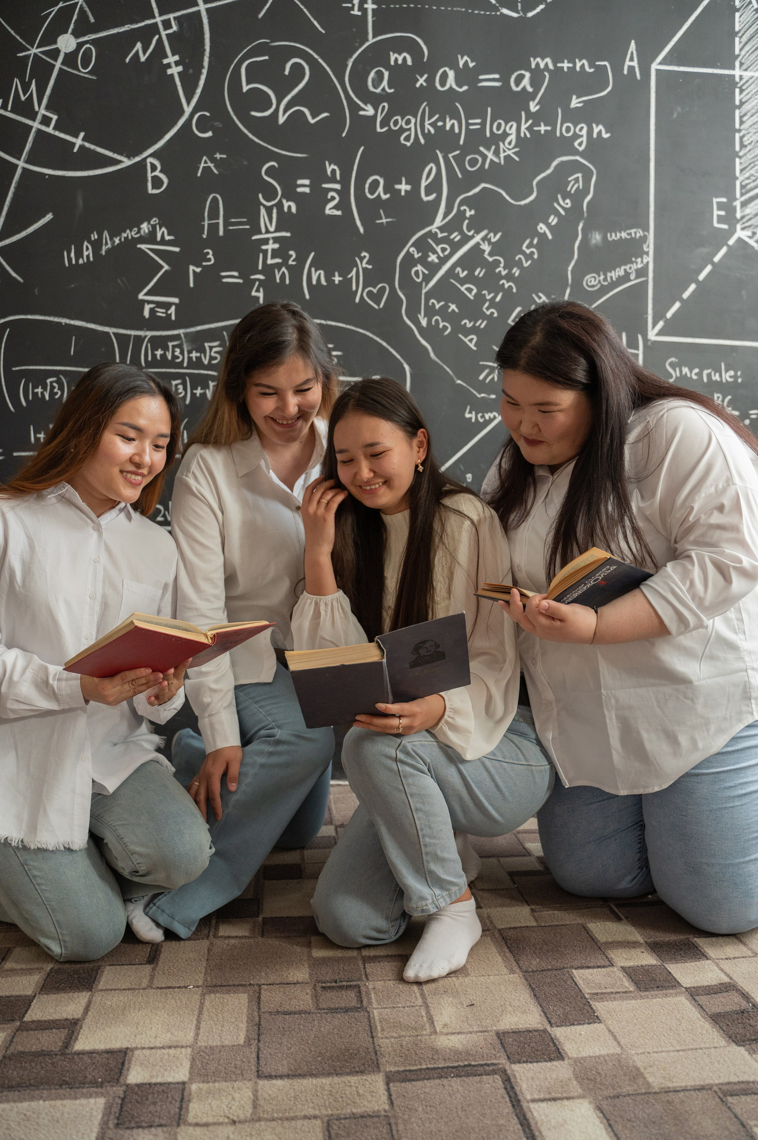 Подружки. ФОТОГРАФ/РУДНЫЙ/КОСТАНАЙ