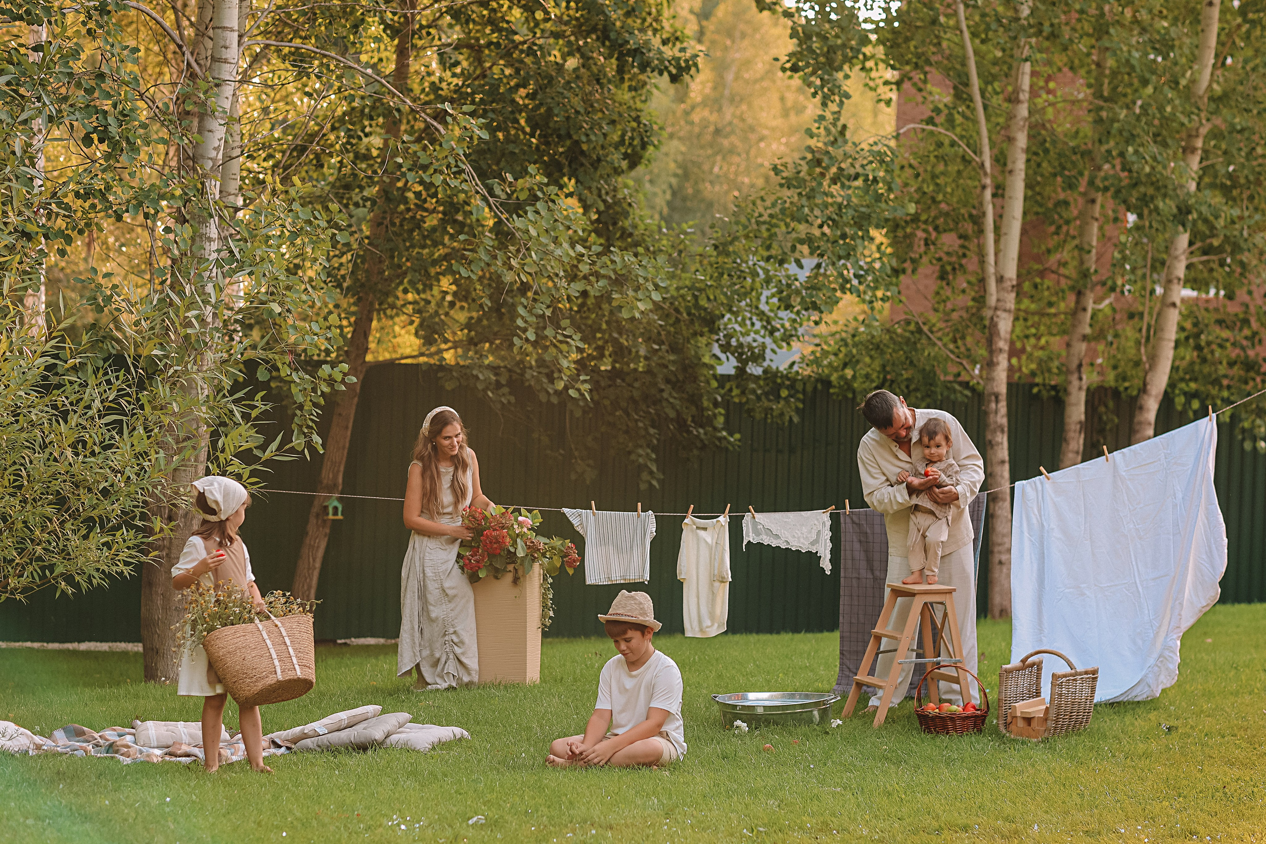 Стирка у дома. Семейный фотограф Тюмень, фотограф на роды Салмина Мария