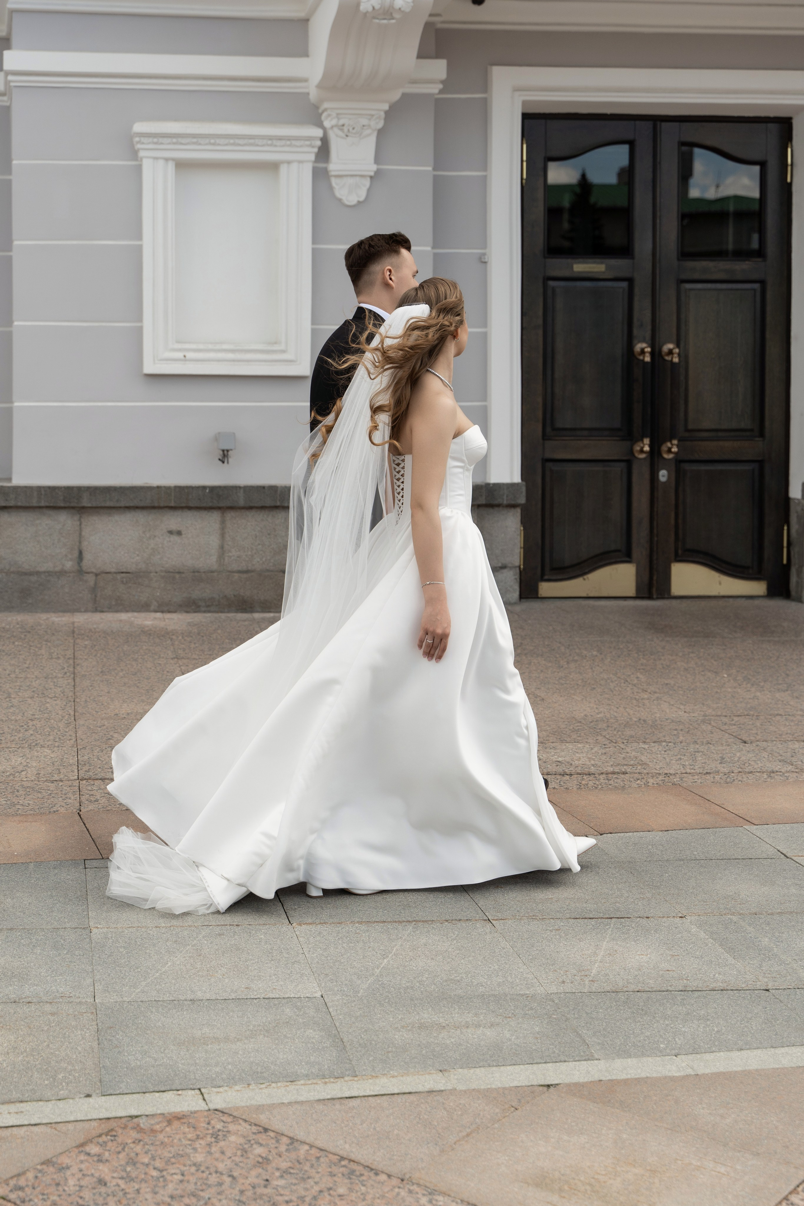 Свадебная фотосессия в Екатеринбурге, фотосессия у Оперного театра, сборы в отеле. Фотограф Татьяна Мамонтова