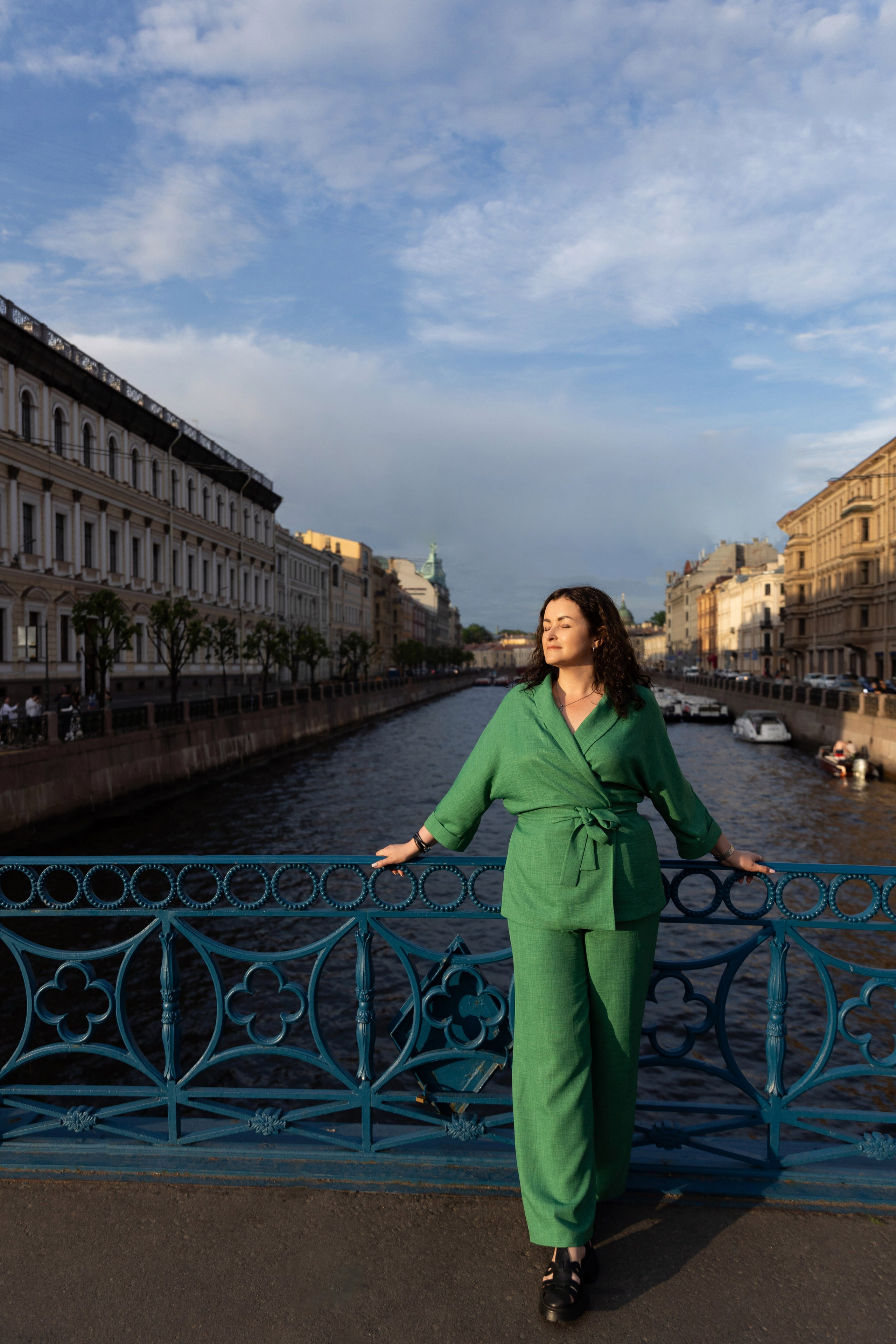 Фотопрогулка в центре с букетом красных роз. Семейный и свадебный фотограф в Санкт-Петербурге Татьяна Швыкова