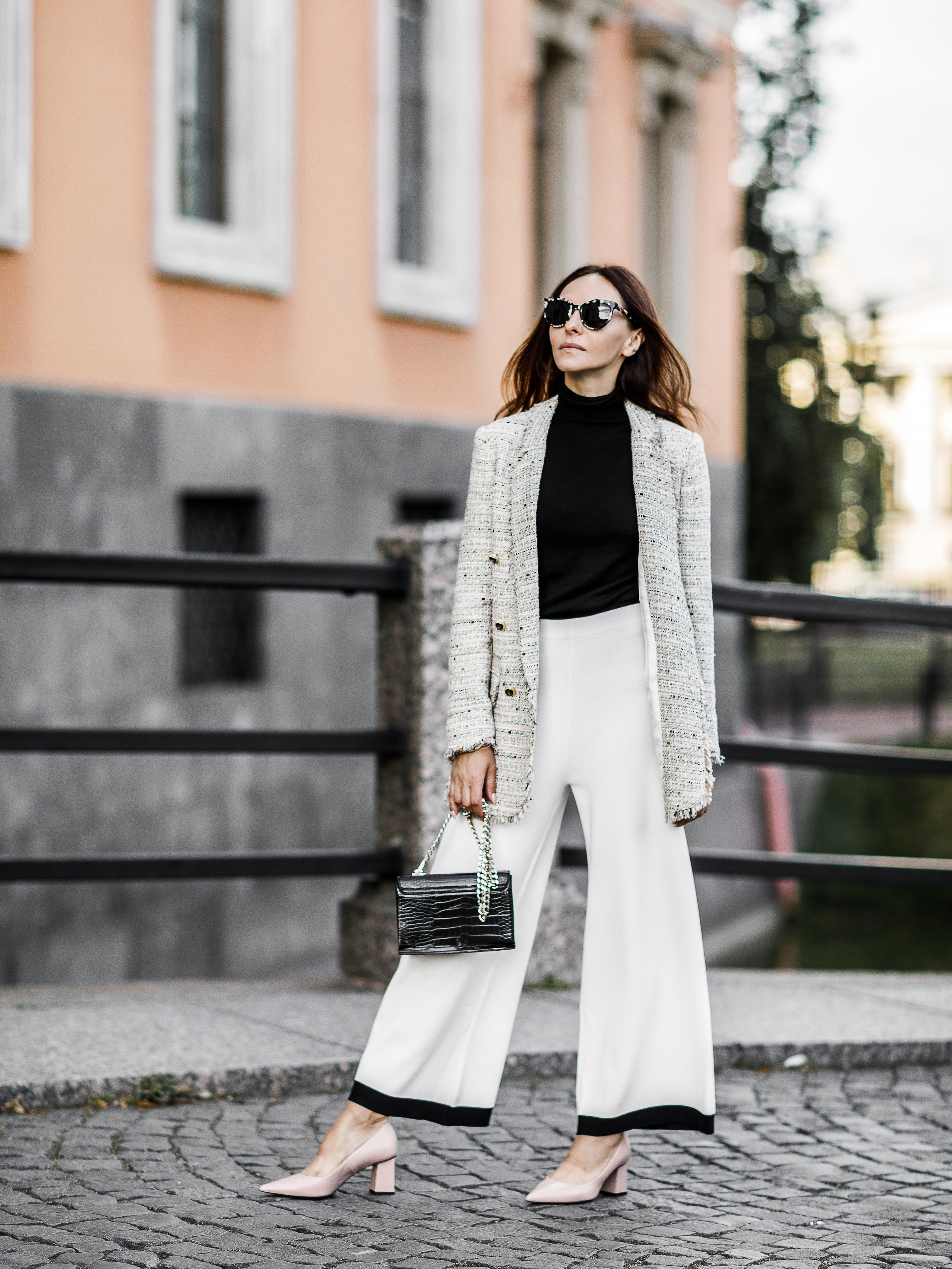 Девушка в оверсайз брюках и пиджаке 