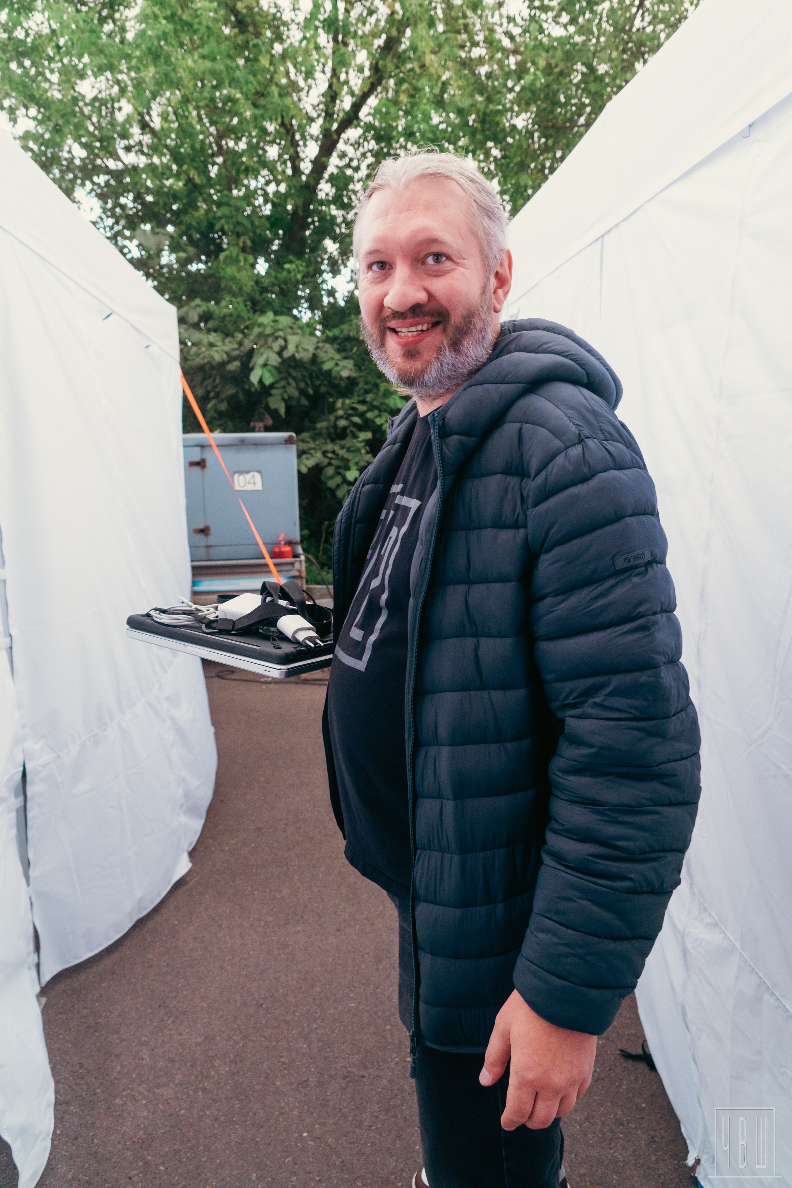 Живой! 2025, День Первый. Человек в Шляпе