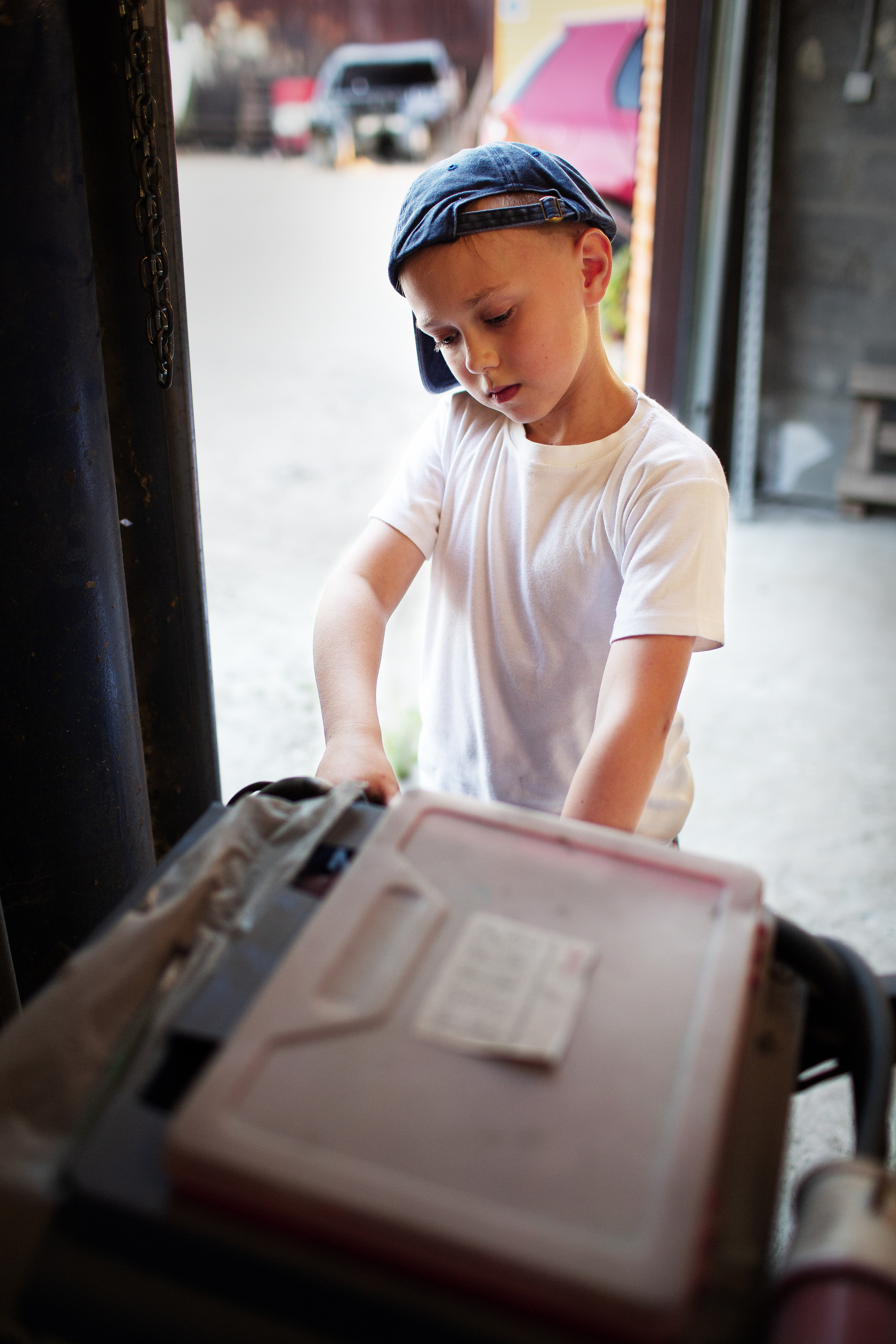 Детский портрет, Семейный фотограф Тула, Фотосессия в Туле, детская фотосессия, Фотосессия в автомастерской, Дети и автомобили