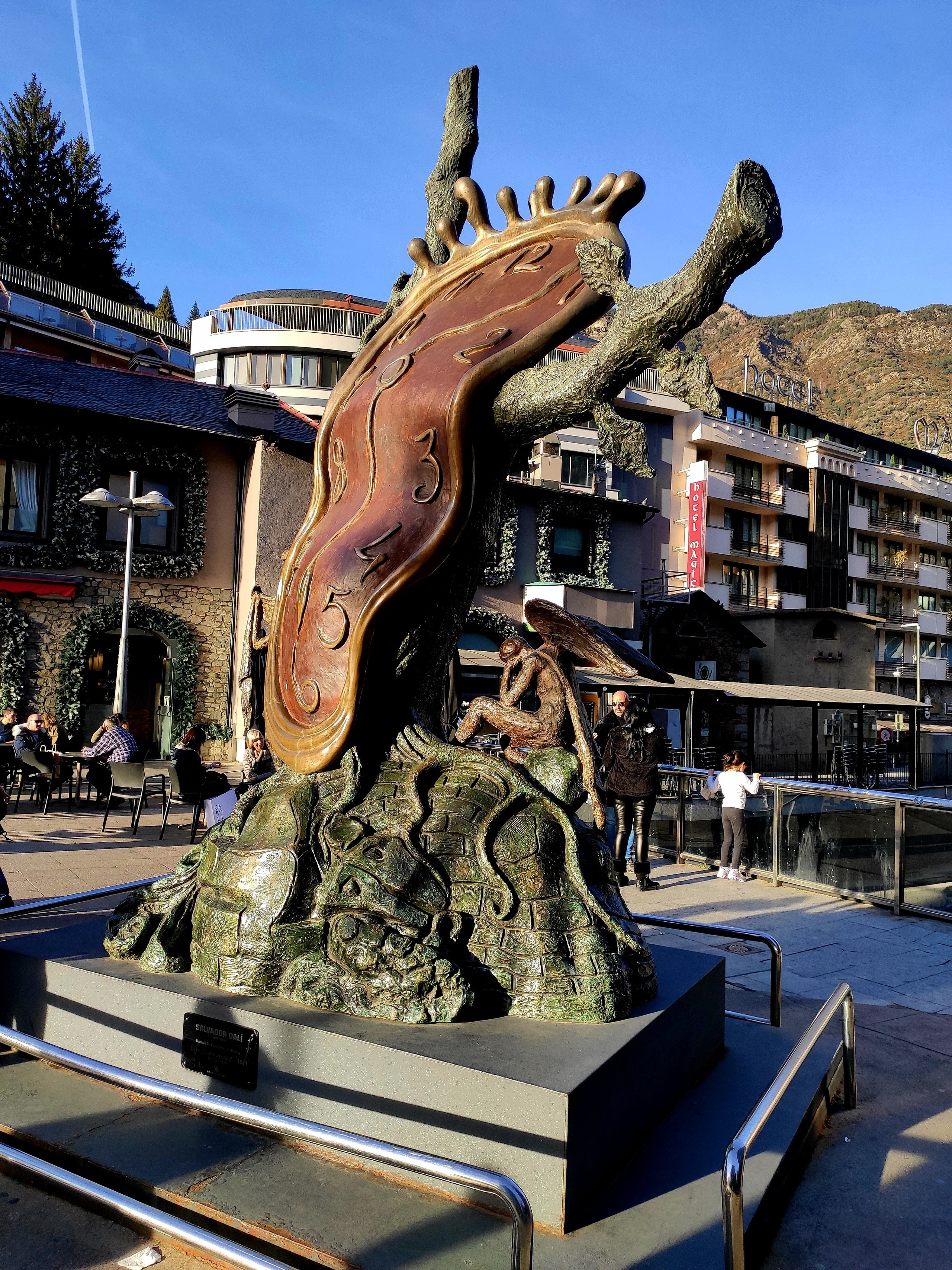 В центре столицы скульптура С.Дали 