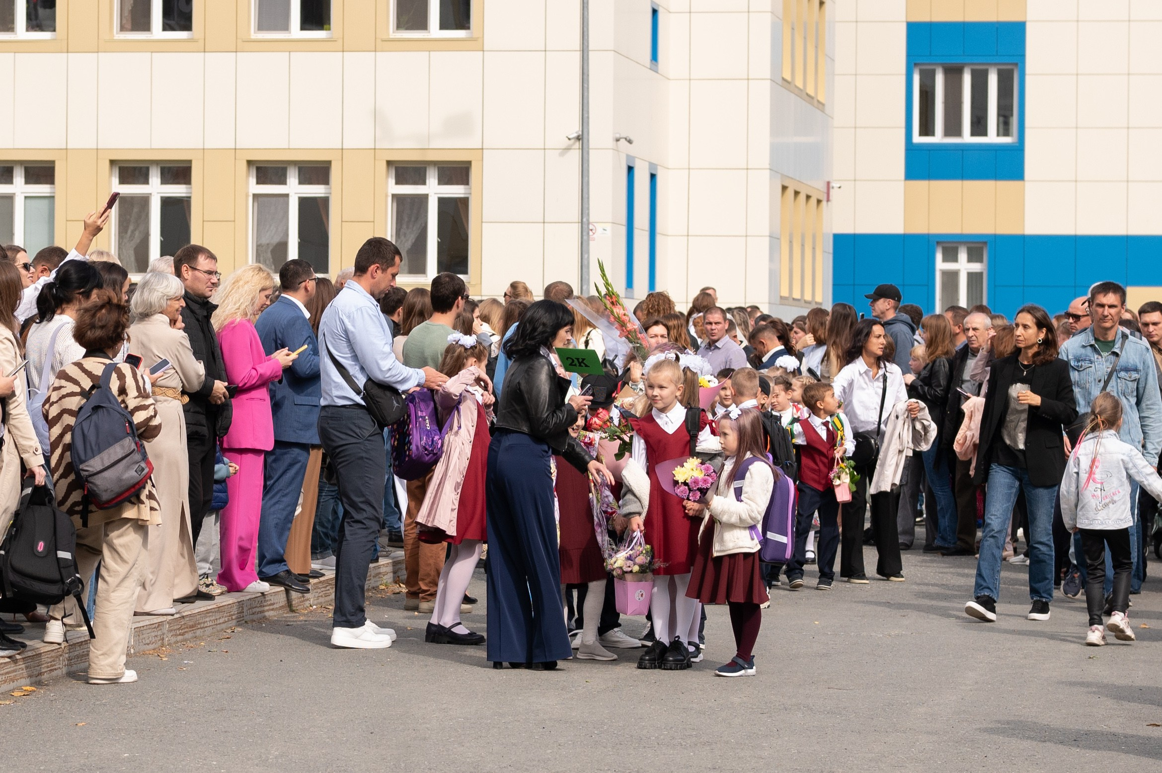 1 сентября 16 гимназия 2 класс (линейка + в классе+ на улице). Фотограф новорожденных, семейный детский в Тюмени Татьяна Морозова