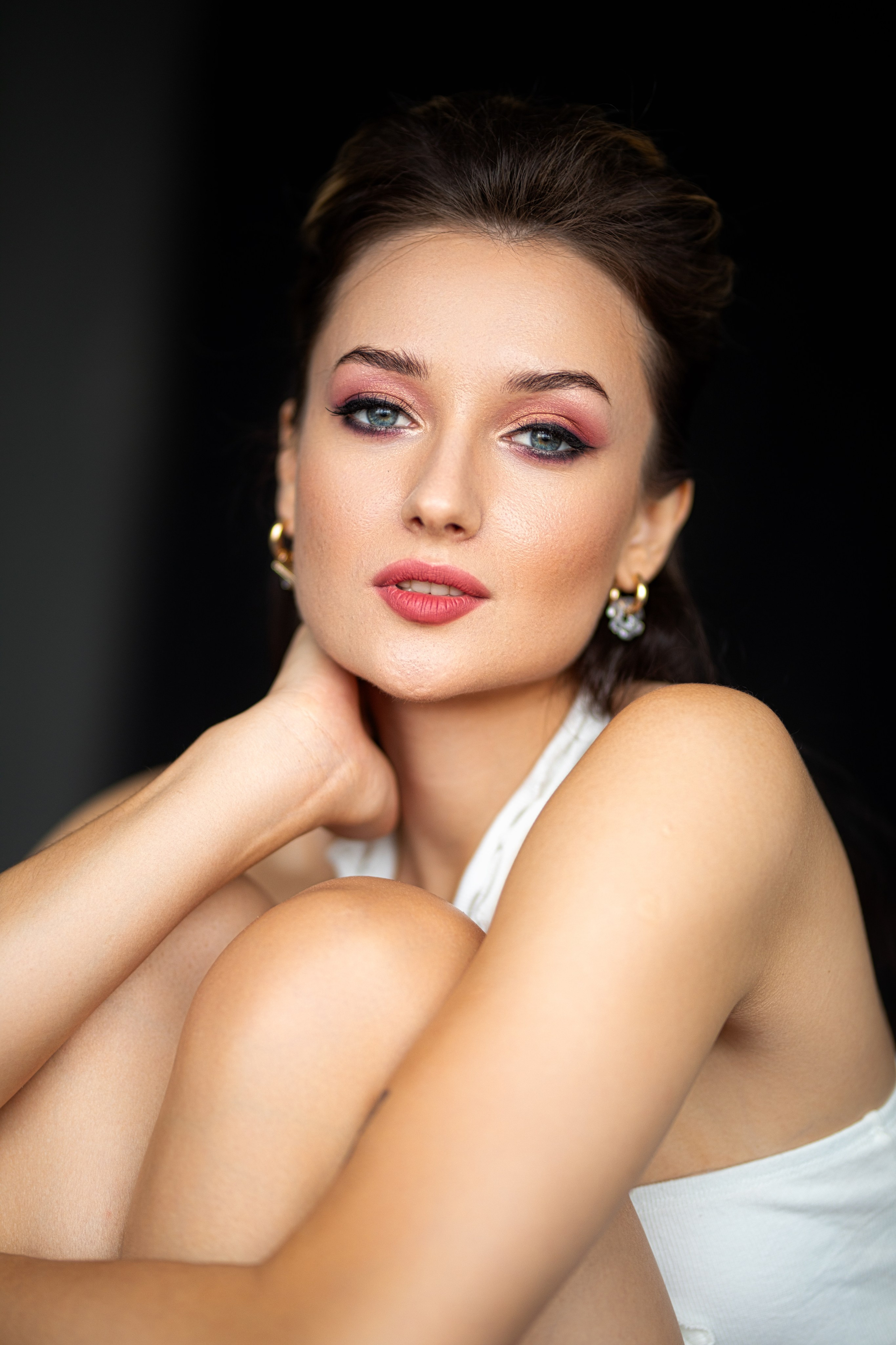 Студийный фотосет с Анастасией в минимальном интерьере в формате для «себя»